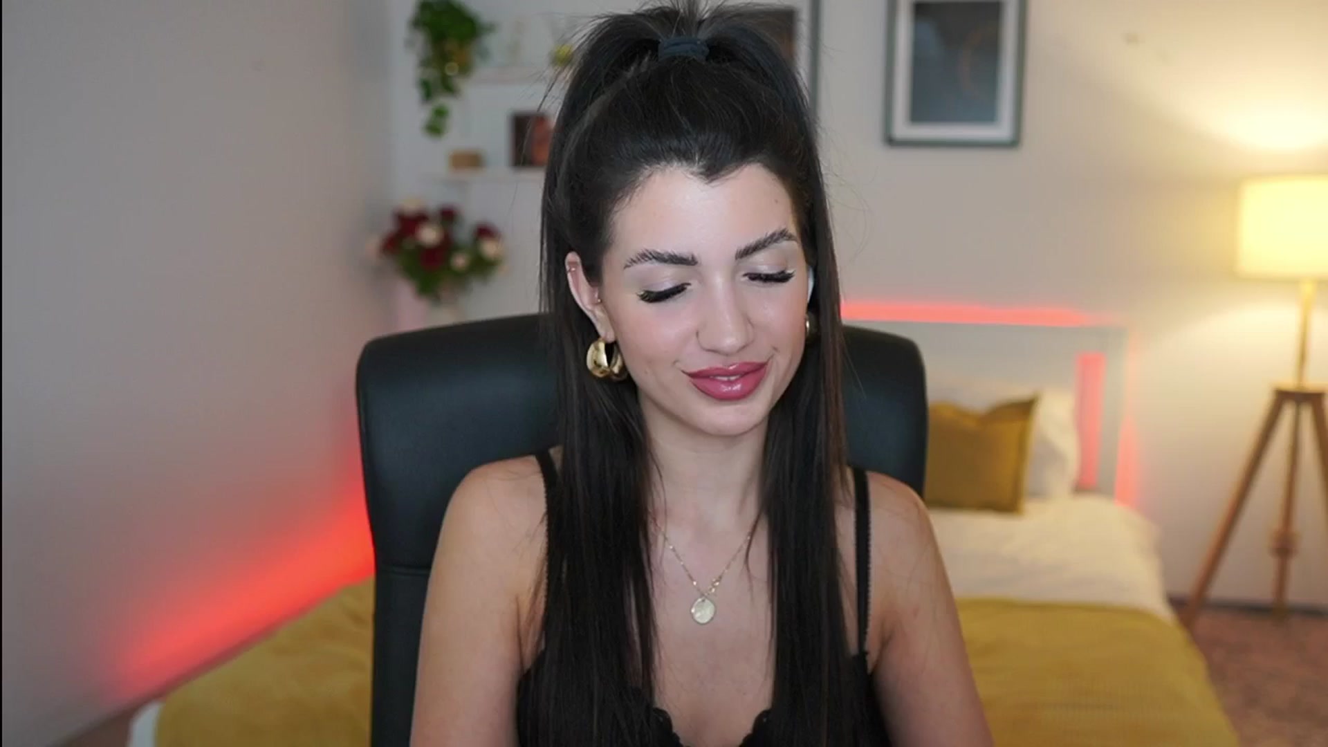 Gallery image thumbnail from Julia_Roca's myfreecams stream on, 04/02/2025, 20:05 image 18 of 20