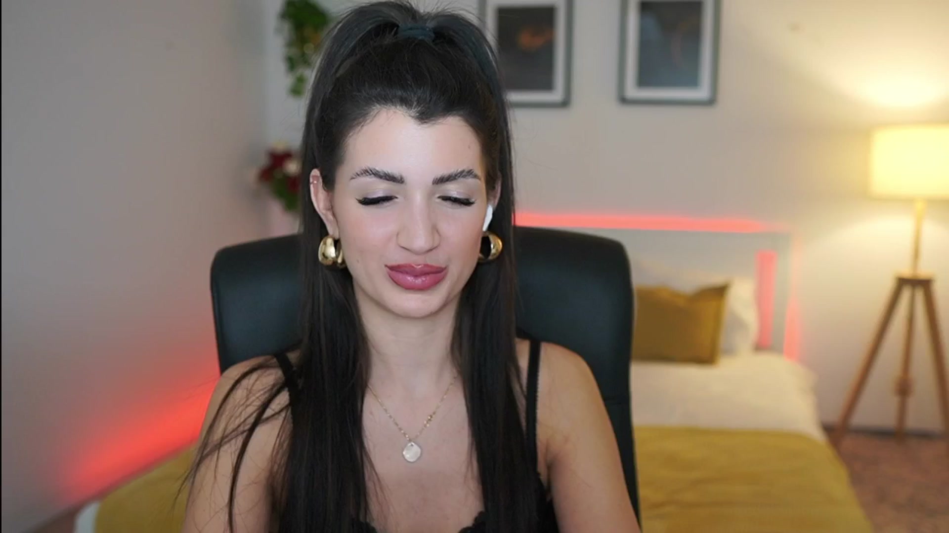 Gallery image thumbnail from Julia_Roca's myfreecams stream on, 04/02/2025, 20:05 image 13 of 20
