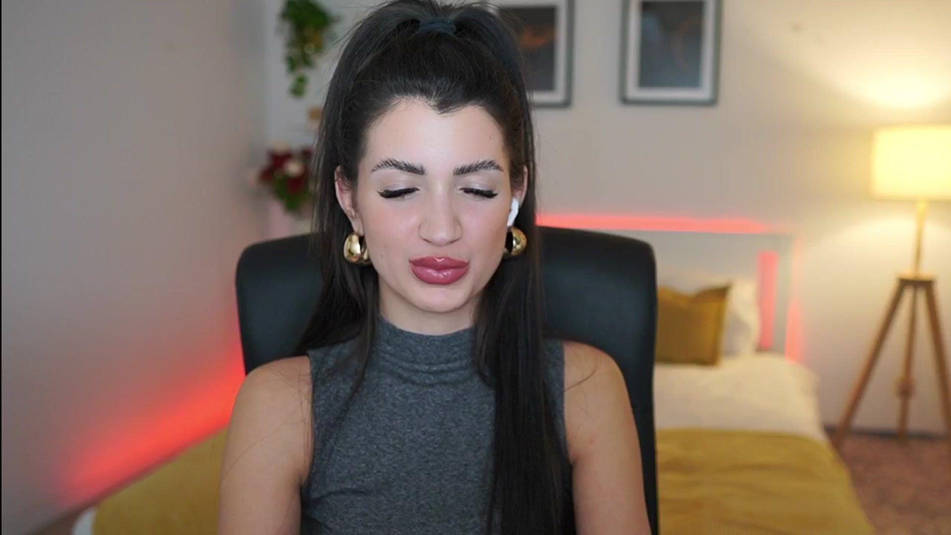 Gallery image thumbnail from Julia_Roca's myfreecams stream on, 04/02/2025, 20:05 image 7 of 20