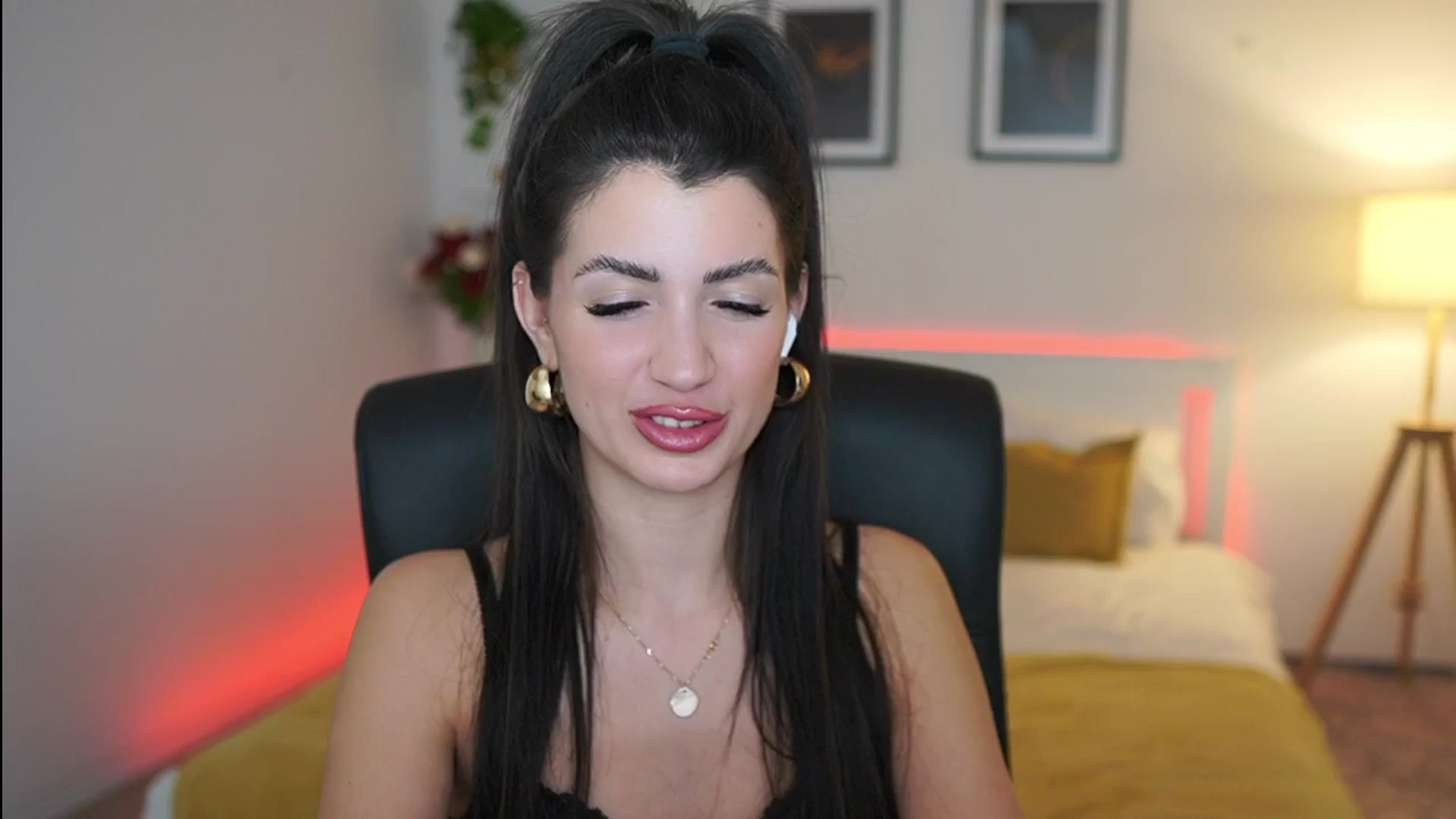 Gallery image thumbnail from Julia_Roca's myfreecams stream on, 04/02/2025, 20:05 image 16 of 20