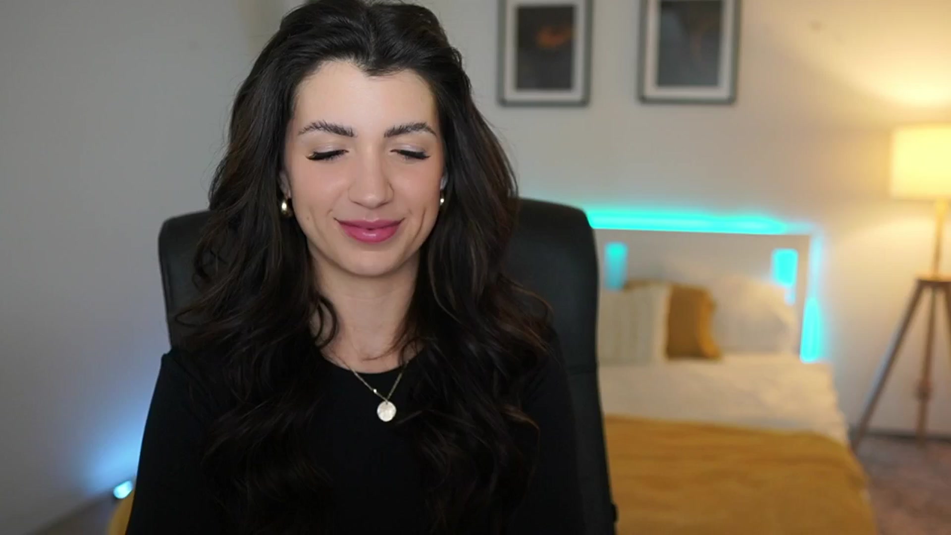 Gallery image thumbnail from Julia_Roca's myfreecams stream on, 04/14/2025, 21:34 image 2 of 20