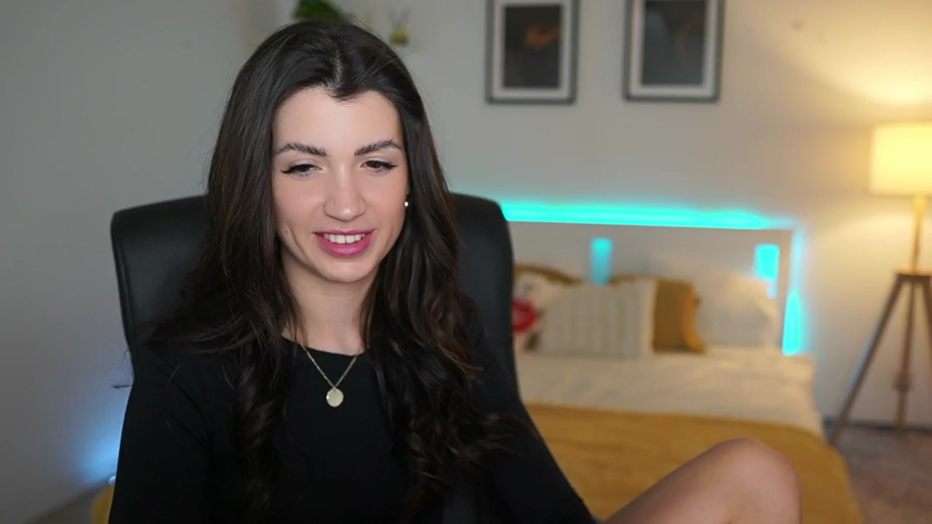 Gallery image thumbnail from Julia_Roca's myfreecams stream on, 04/14/2025, 23:07 image 10 of 20