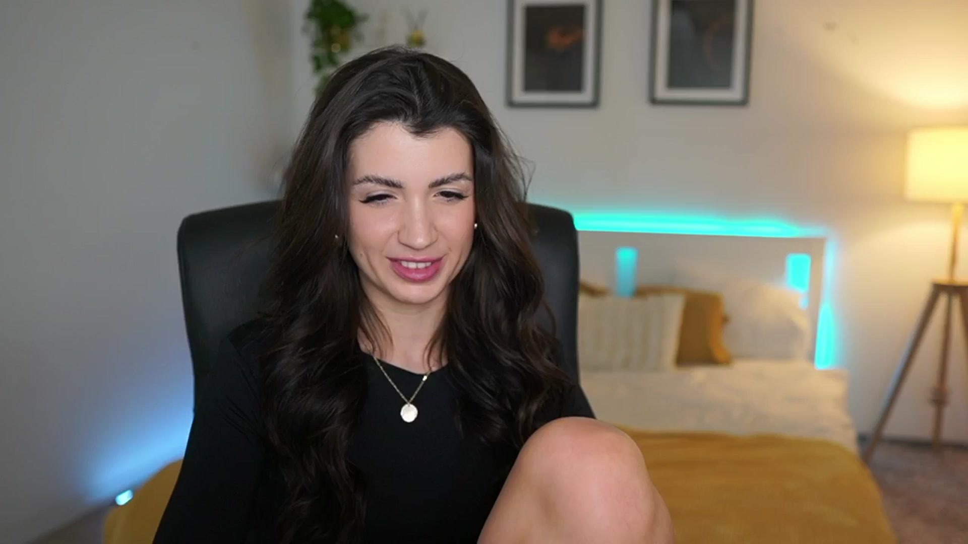 Gallery image thumbnail from Julia_Roca's myfreecams stream on, 04/14/2025, 23:07 image 16 of 20