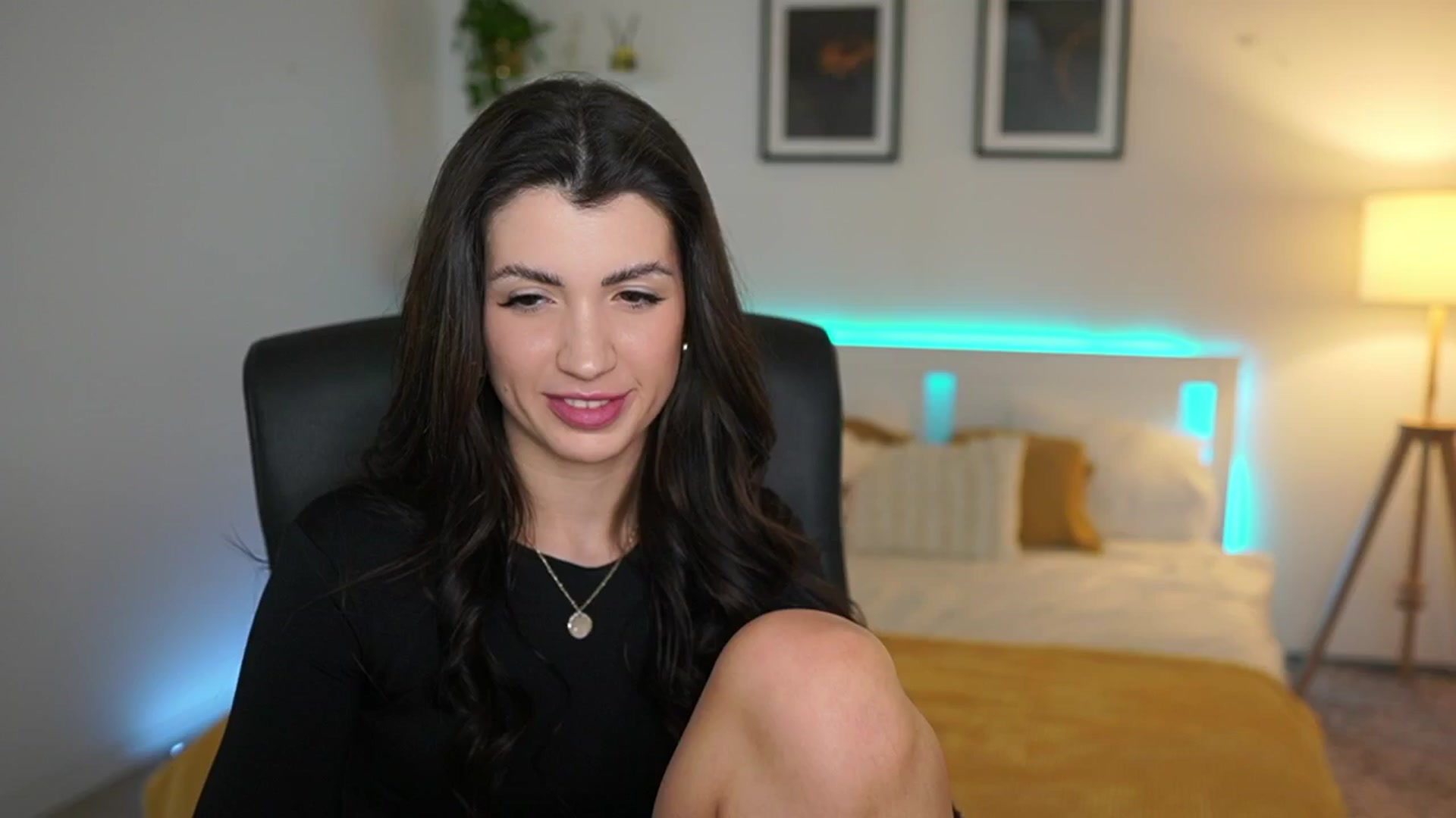 Gallery image thumbnail from Julia_Roca's myfreecams stream on, 04/14/2025, 23:07 image 12 of 20