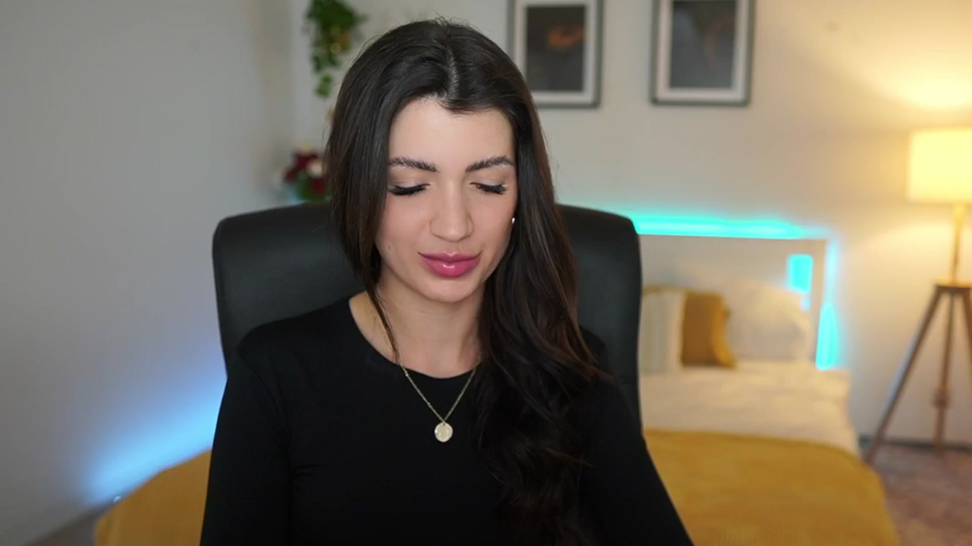 Gallery image thumbnail from Julia_Roca's myfreecams stream on, 04/14/2025, 23:07 image 5 of 20