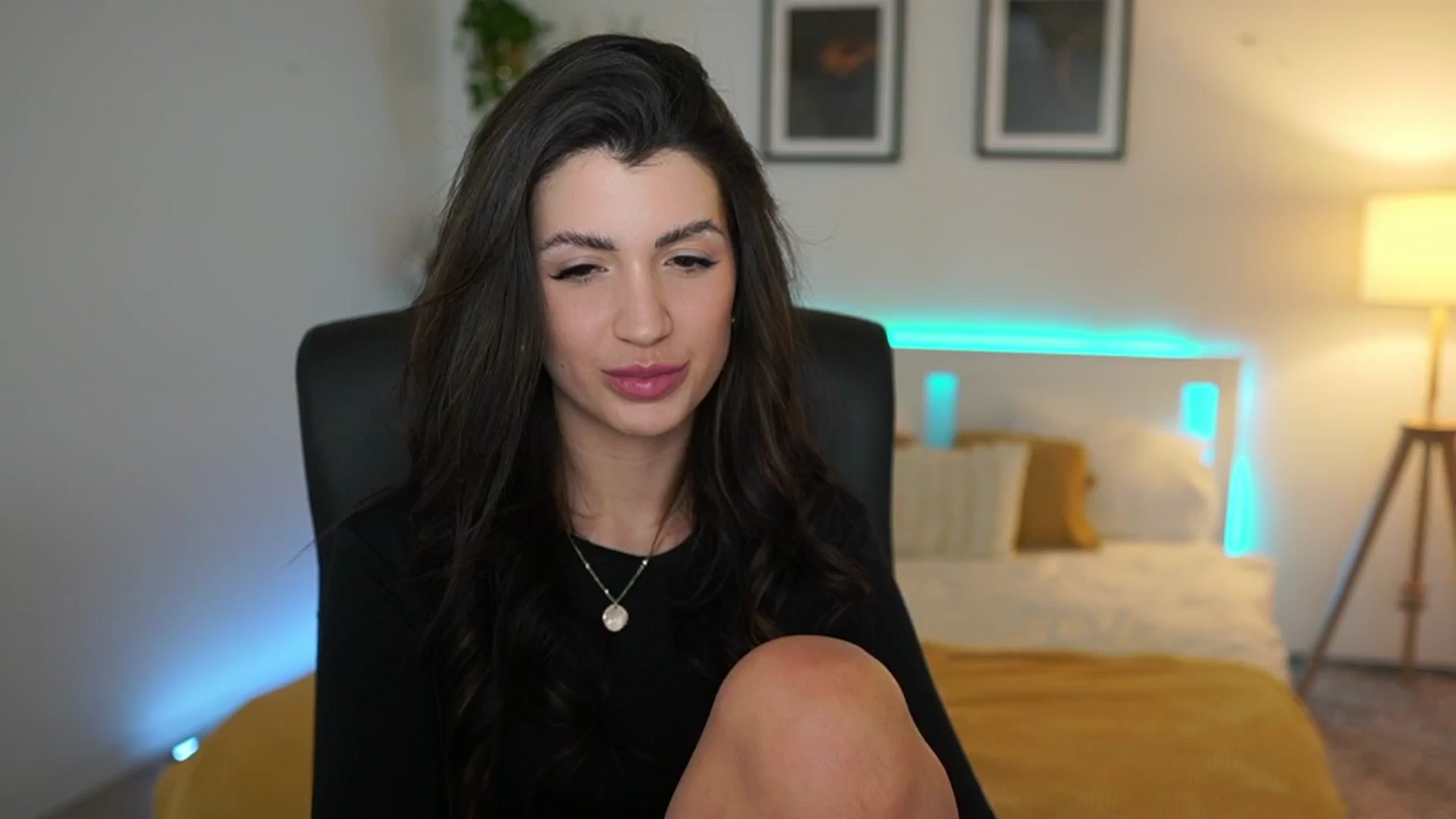 Gallery image thumbnail from Julia_Roca's myfreecams stream on, 04/14/2025, 23:07 image 19 of 20