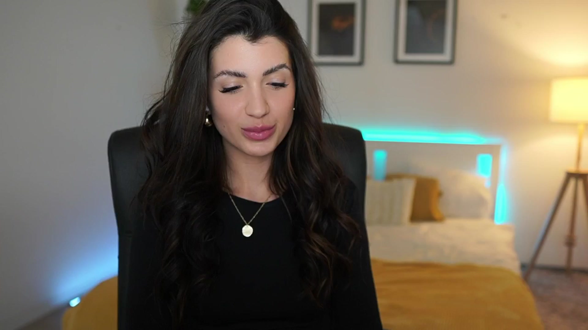 Gallery image thumbnail from Julia_Roca's myfreecams stream on, 04/14/2025, 23:07 image 18 of 20