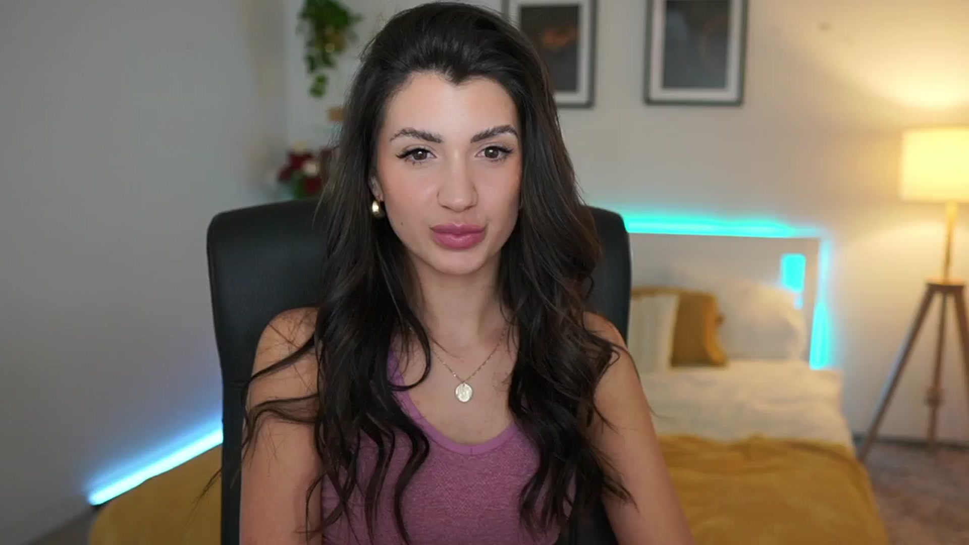 Gallery image thumbnail from Julia_Roca's myfreecams stream on, 04/15/2025, 20:17 image 8 of 20