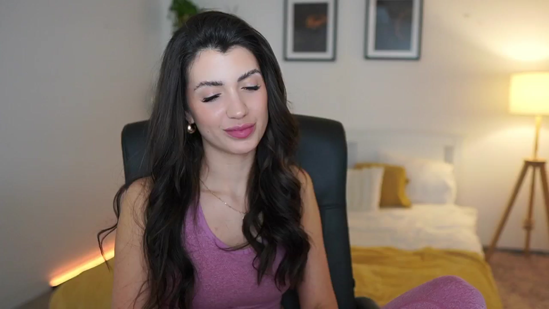 Gallery image thumbnail from Julia_Roca's myfreecams stream on, 04/15/2025, 20:17 image 16 of 20