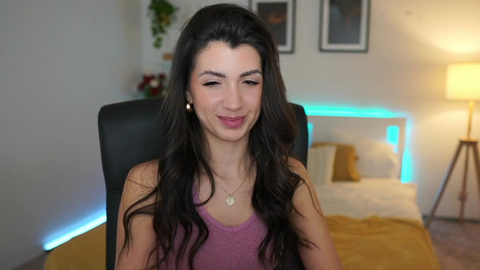 Gallery image thumbnail from Julia_Roca's myfreecams stream on, 04/15/2025, 20:17 image 9 of 20