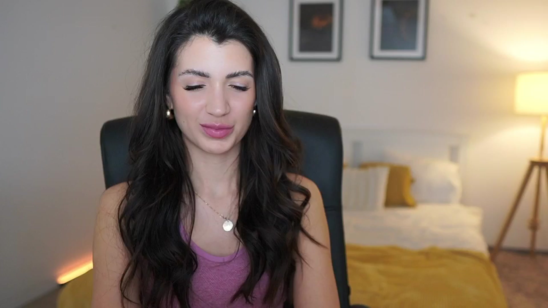 Gallery image thumbnail from Julia_Roca's myfreecams stream on, 04/15/2025, 20:17 image 18 of 20