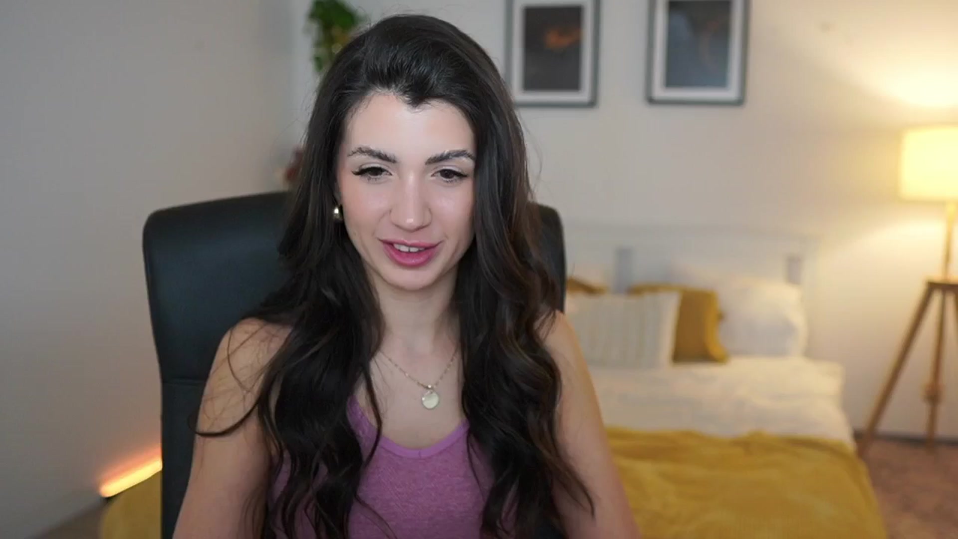 Gallery image thumbnail from Julia_Roca's myfreecams stream on, 04/15/2025, 20:17 image 20 of 20