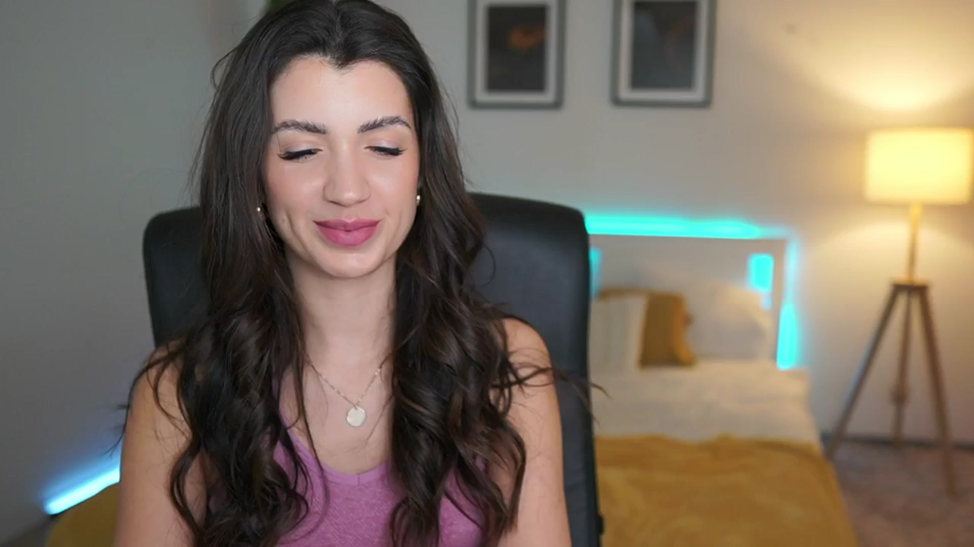 Gallery image thumbnail from Julia_Roca's myfreecams stream on, 04/15/2025, 20:17 image 4 of 20