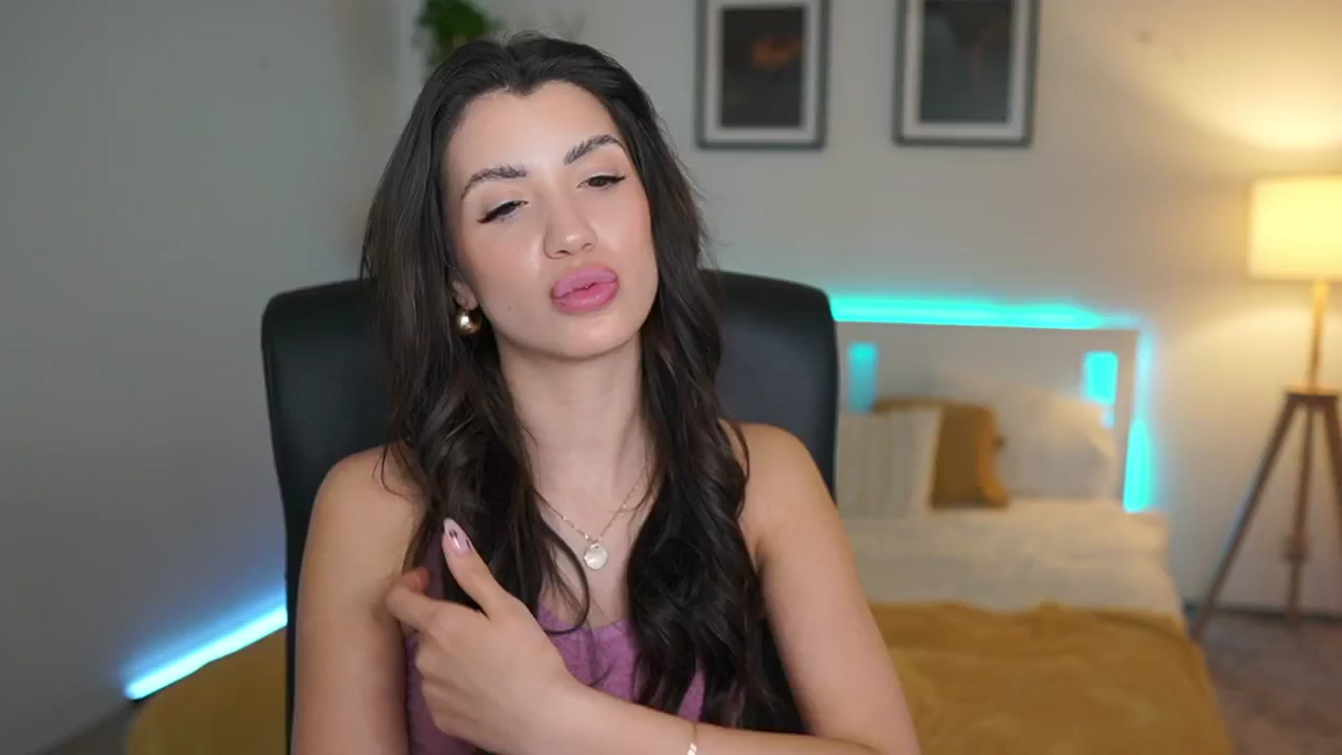 Gallery image thumbnail from Julia_Roca's myfreecams stream on, 04/15/2025, 20:17 image 5 of 20