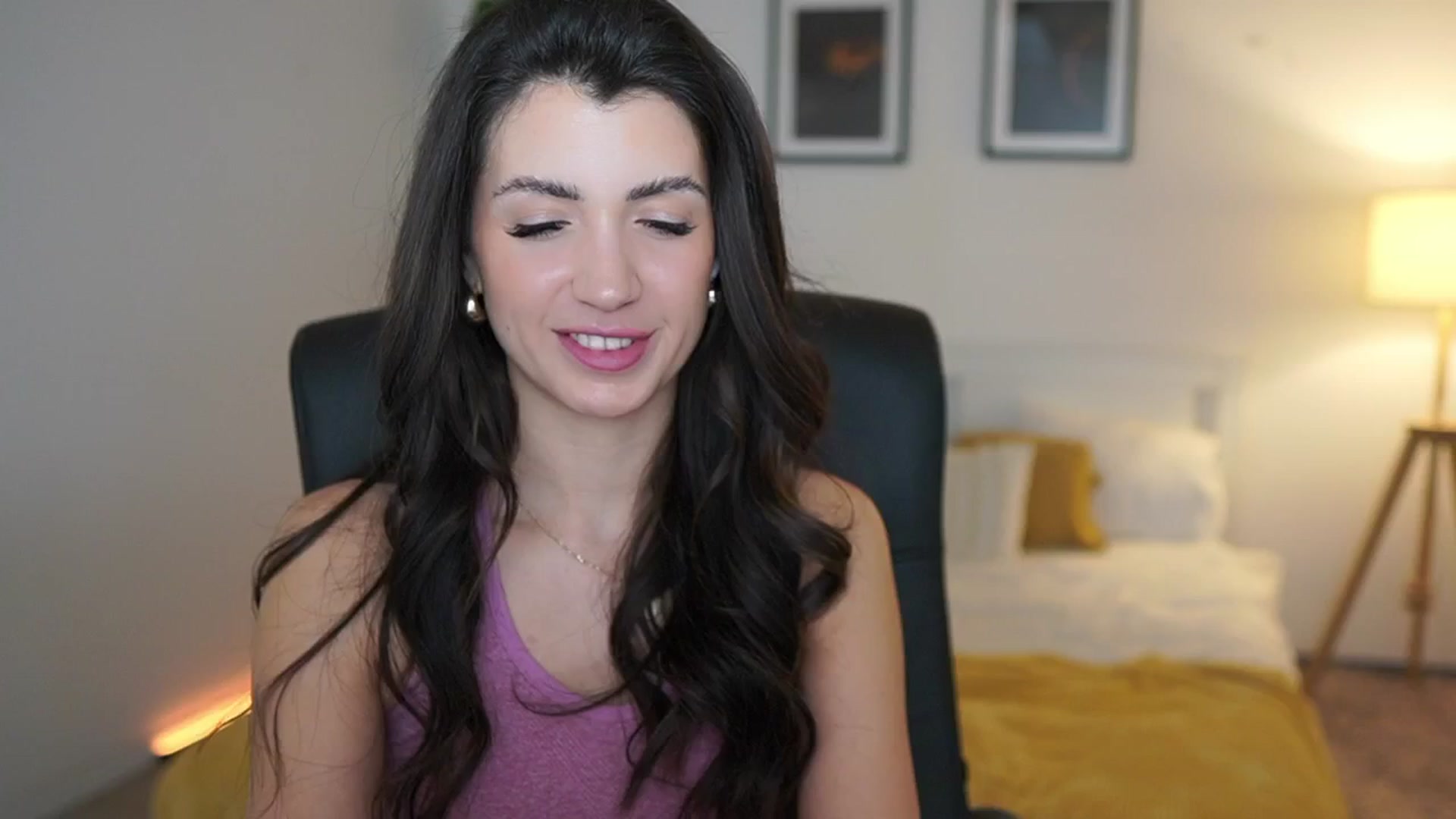 Gallery image thumbnail from Julia_Roca's myfreecams stream on, 04/15/2025, 20:17 image 17 of 20