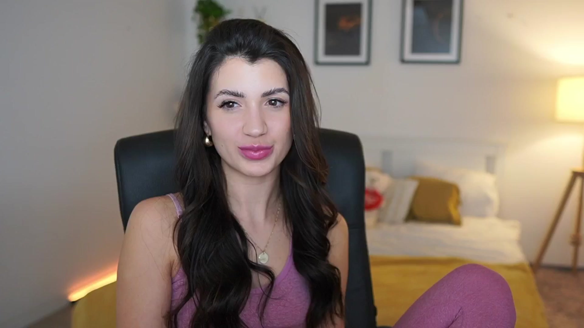 Gallery image thumbnail from Julia_Roca's myfreecams stream on, 04/15/2025, 22:20 image 1 of 20