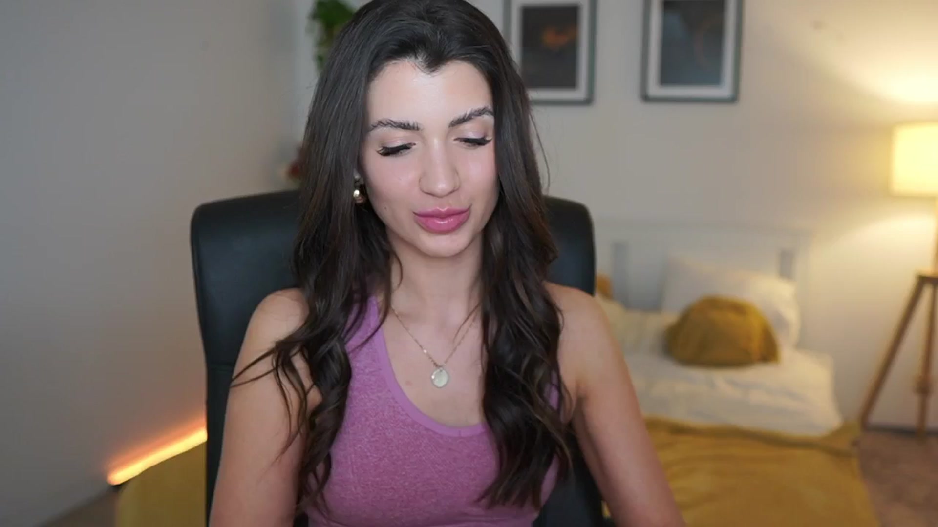Gallery image thumbnail from Julia_Roca's myfreecams stream on, 04/15/2025, 23:05 image 19 of 20