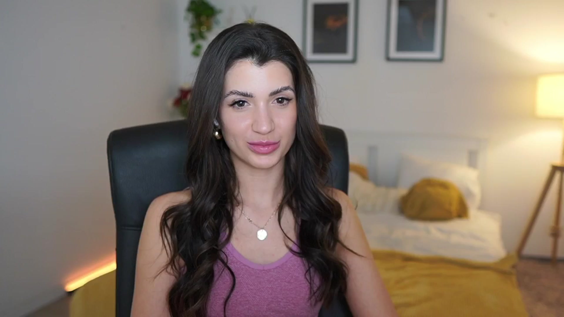 Gallery image thumbnail from Julia_Roca's myfreecams stream on, 04/15/2025, 23:05 image 13 of 20