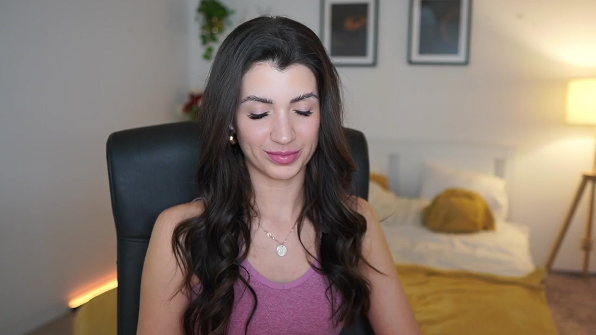Gallery image thumbnail from Julia_Roca's myfreecams stream on, 04/15/2025, 23:05 image 14 of 20
