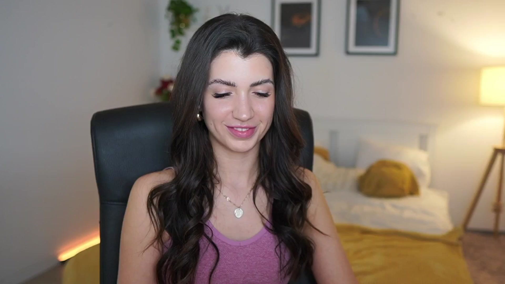 Gallery image thumbnail from Julia_Roca's myfreecams stream on, 04/15/2025, 23:05 image 15 of 20
