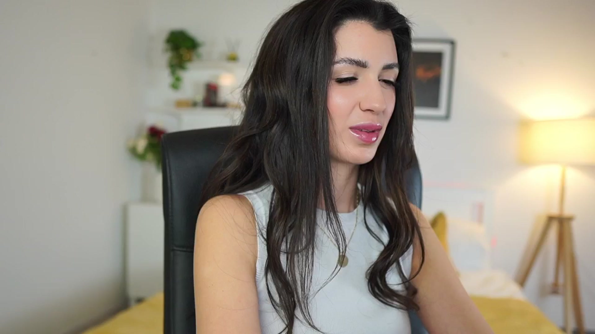 Gallery image thumbnail from Julia_Roca's myfreecams stream on, 04/24/2025, 19:27 image 3 of 20
