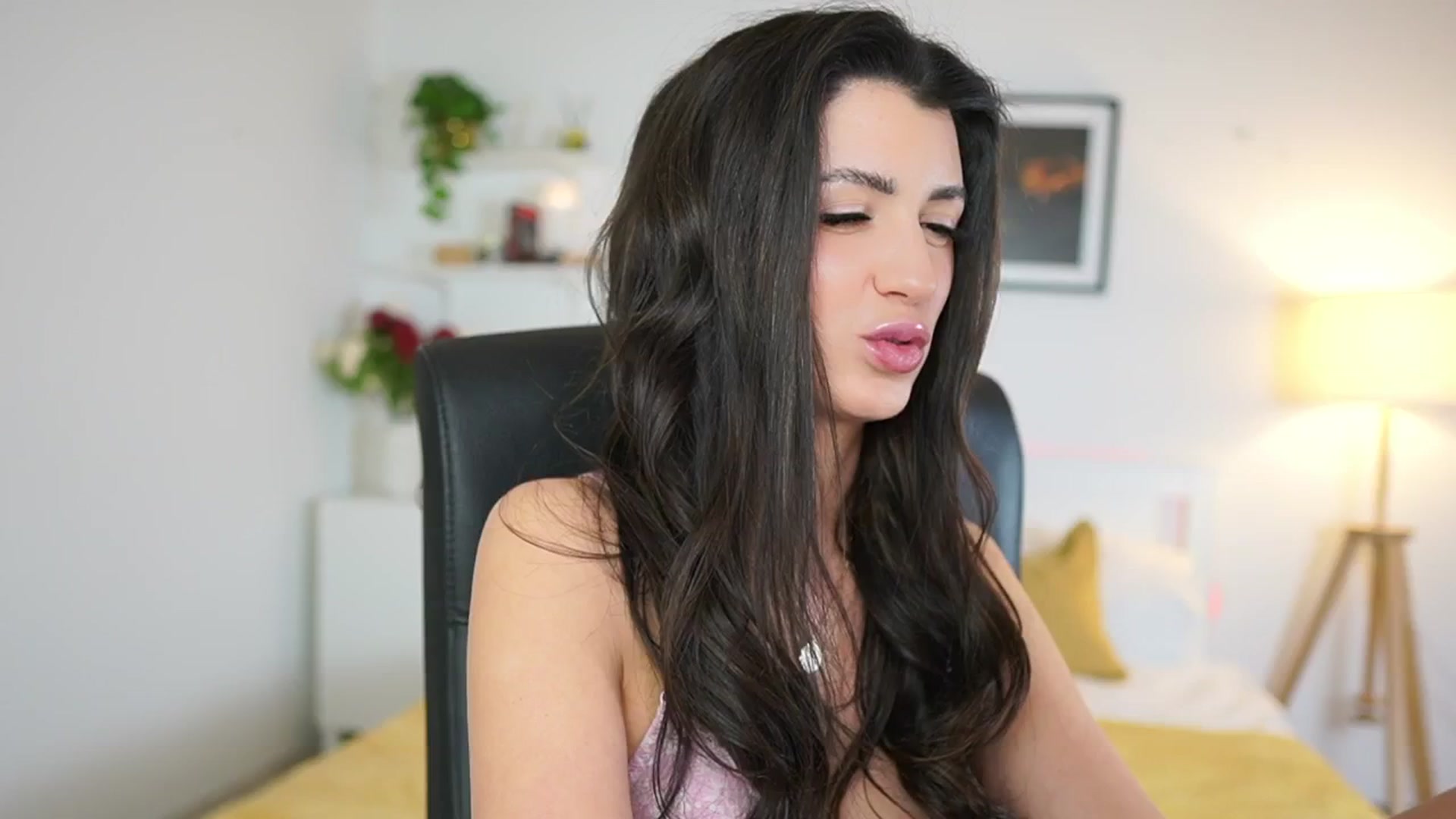 Gallery image thumbnail from Julia_Roca's myfreecams stream on, 04/24/2025, 19:27 image 16 of 20