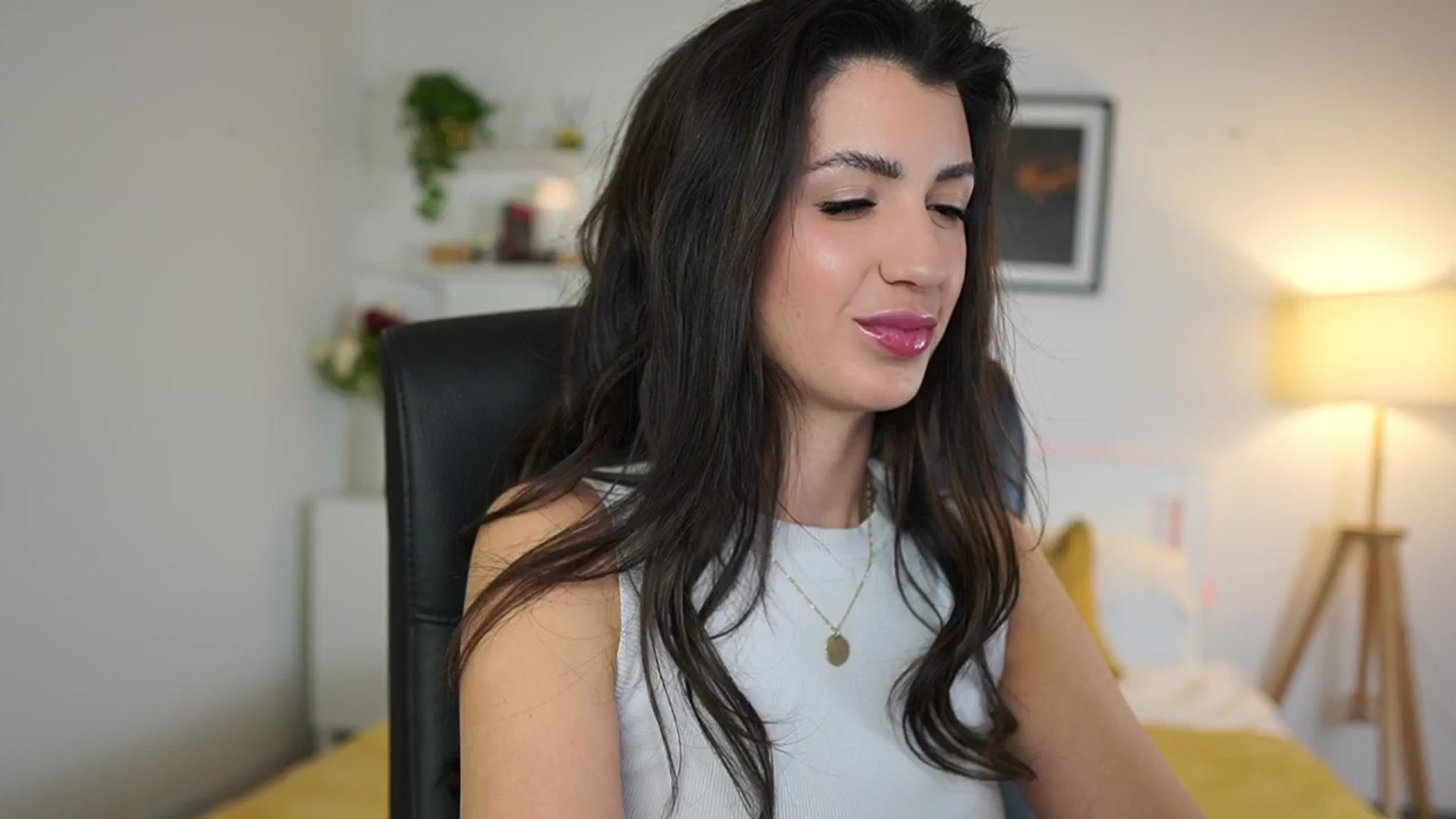 Gallery image thumbnail from Julia_Roca's myfreecams stream on, 04/24/2025, 19:27 image 5 of 20