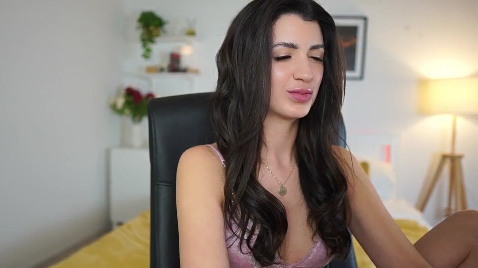 Gallery image thumbnail from Julia_Roca's myfreecams stream on, 04/24/2025, 22:01 image 17 of 20
