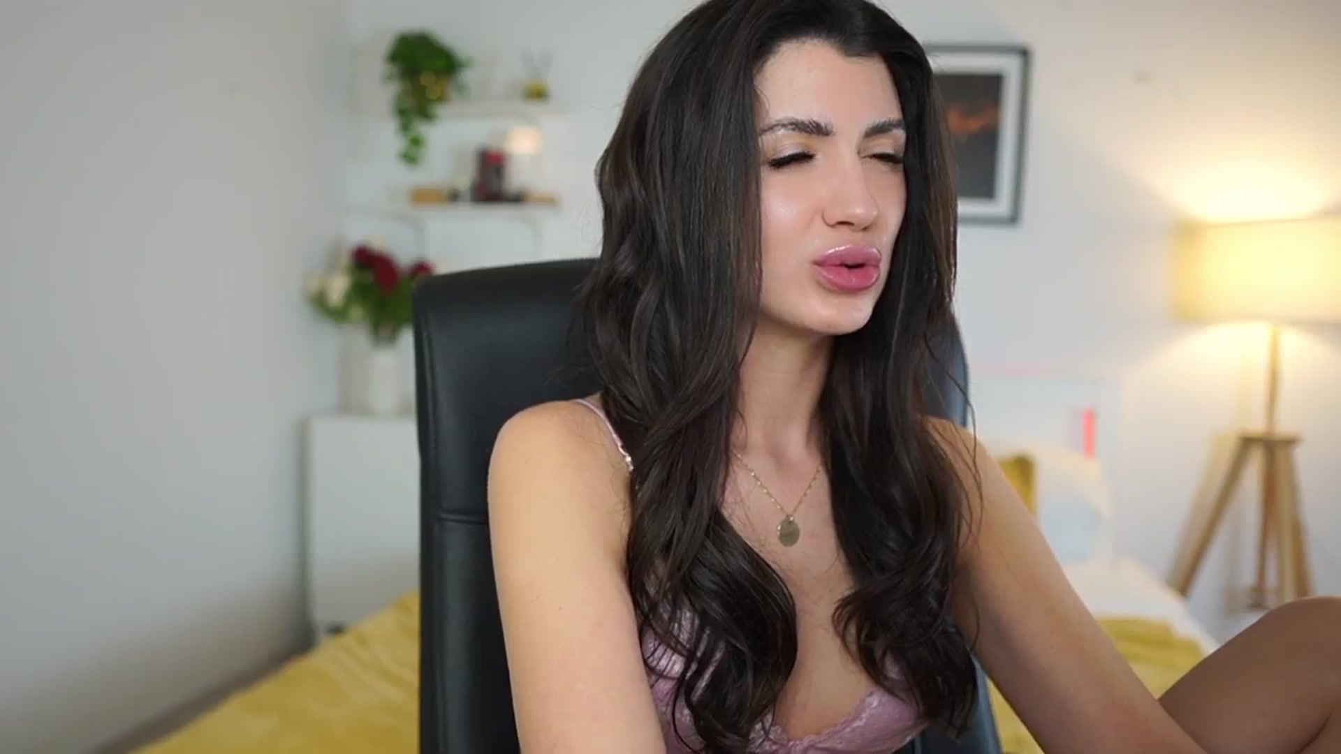 Gallery image thumbnail from Julia_Roca's myfreecams stream on, 04/24/2025, 22:01 image 18 of 20