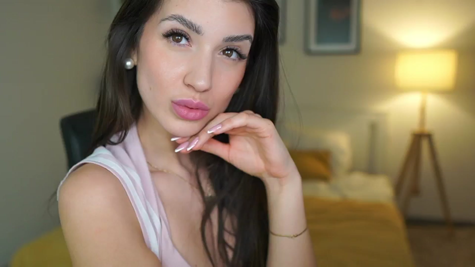 Gallery image thumbnail from Julia_Roca's myfreecams stream on, 04/29/2025, 21:43 image 7 of 20