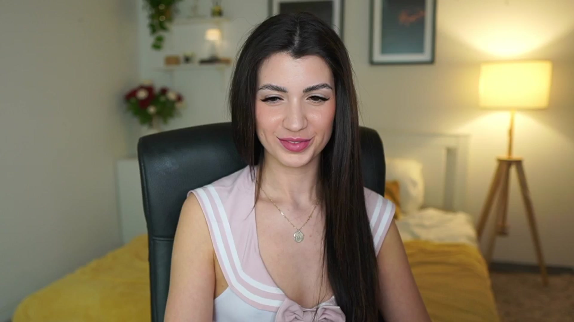 Gallery image thumbnail from Julia_Roca's myfreecams stream on, 04/29/2025, 21:43 image 5 of 20