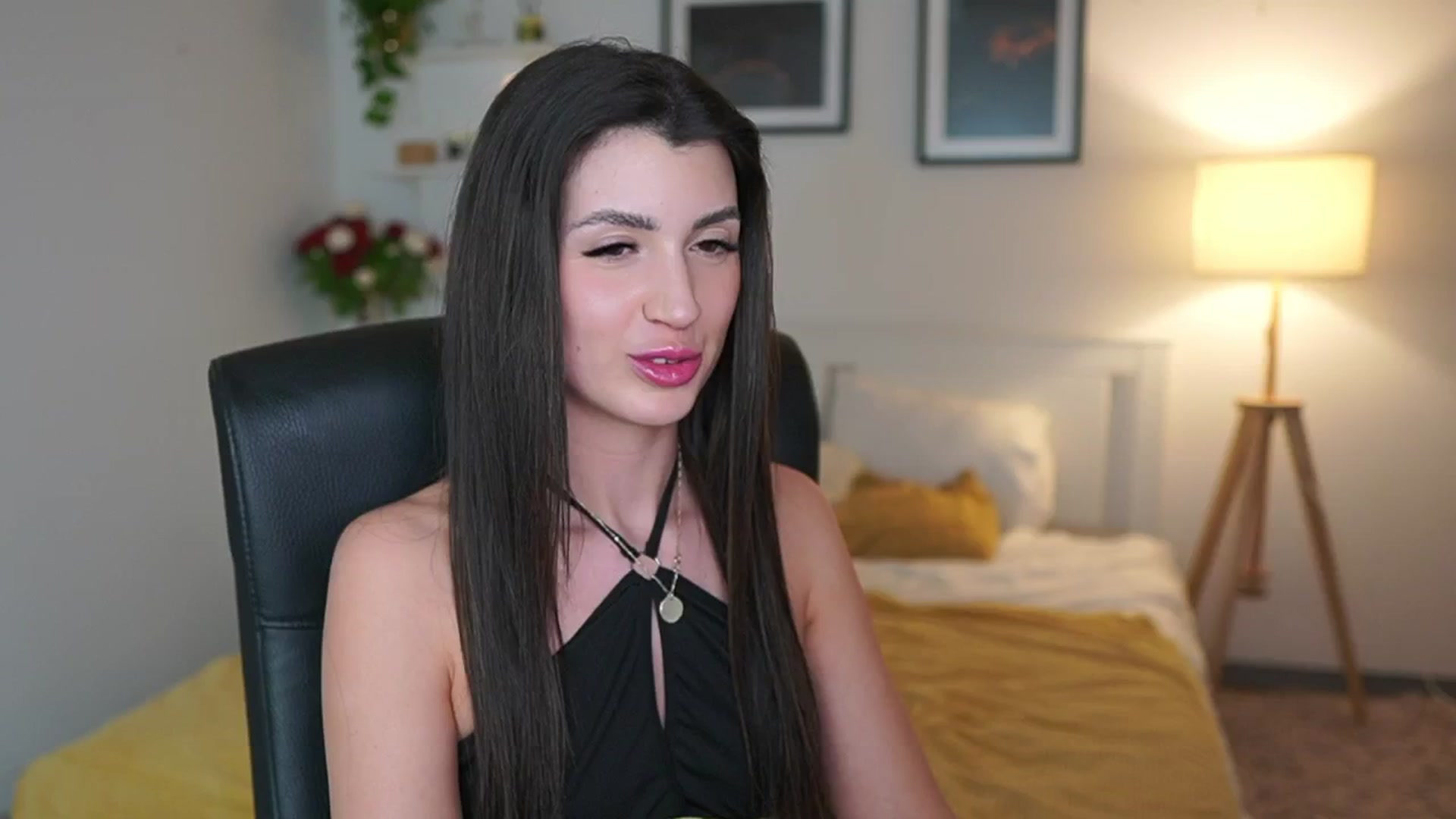 Gallery image thumbnail from Julia_Roca's myfreecams stream on, 04/29/2025, 22:44 image 19 of 20