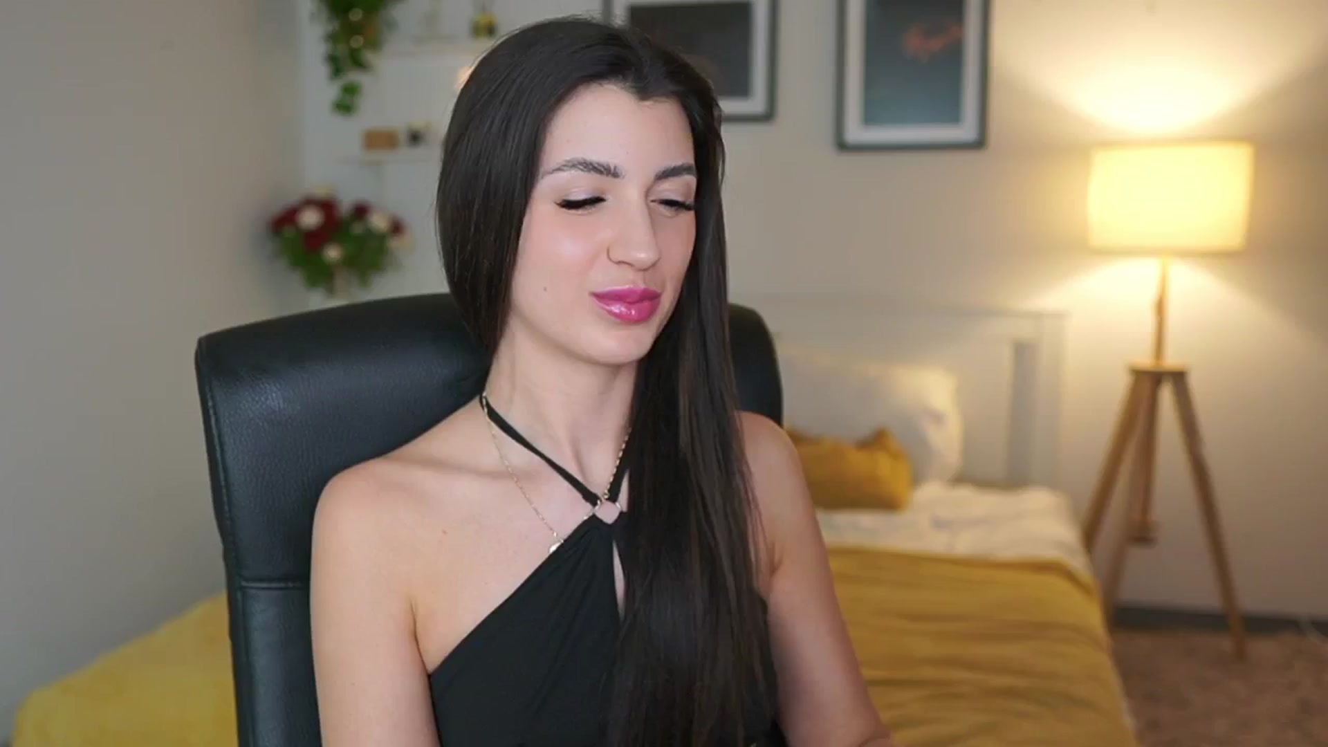 Gallery image thumbnail from Julia_Roca's myfreecams stream on, 04/29/2025, 22:44 image 6 of 20