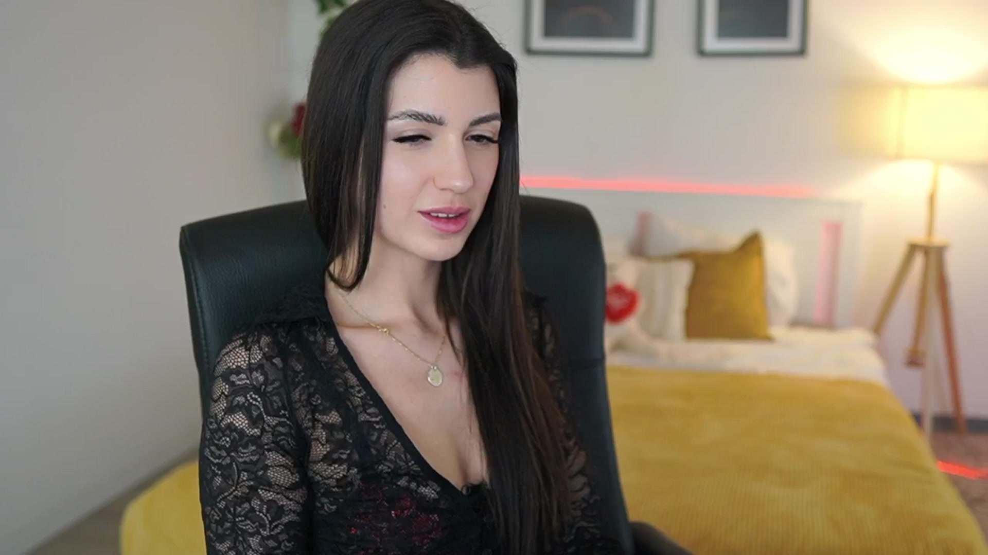 Gallery image thumbnail from Julia_Roca's myfreecams stream on, 04/30/2025, 18:28 image 2 of 20