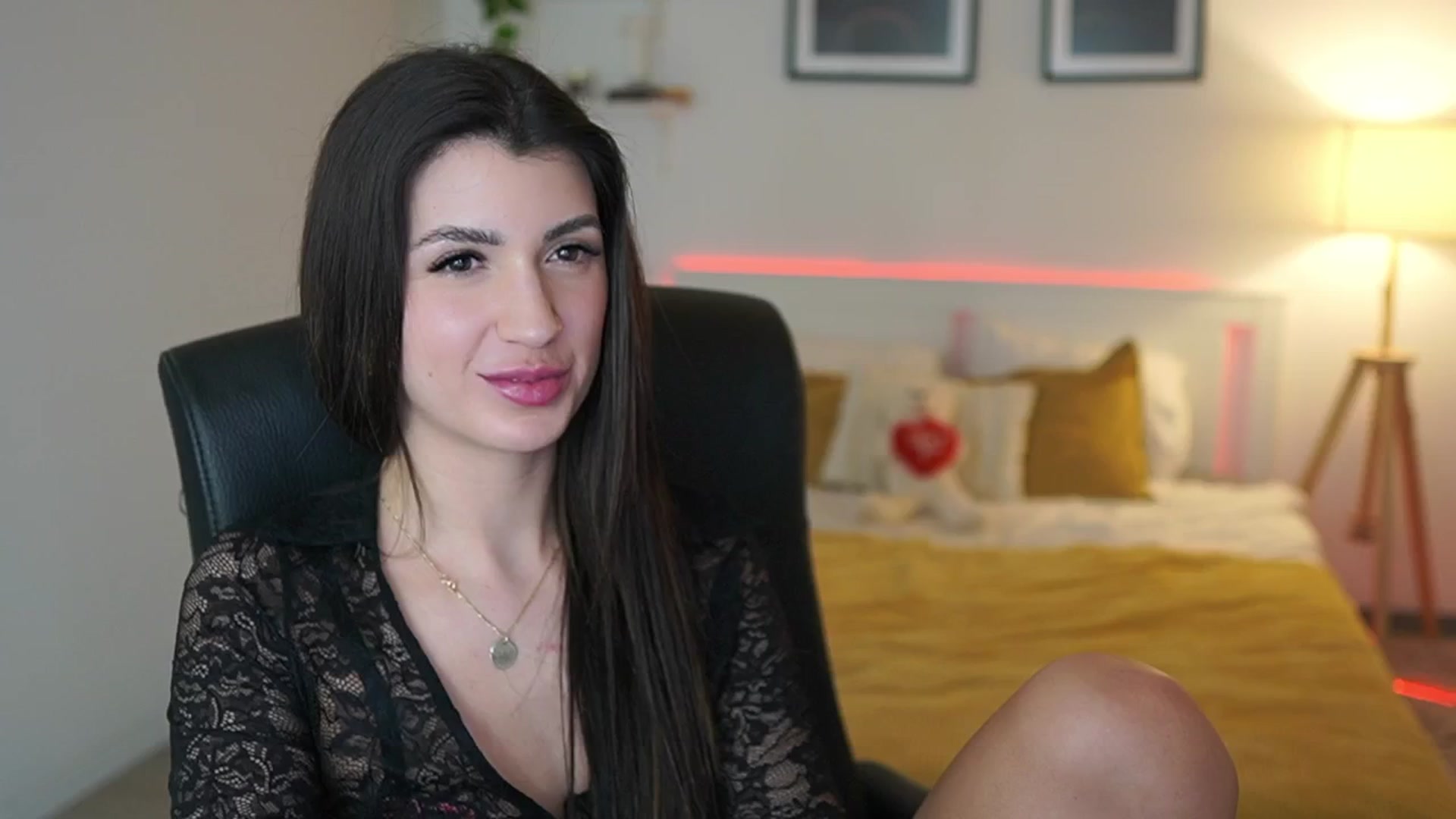 Gallery image thumbnail from Julia_Roca's myfreecams stream on, 04/30/2025, 18:28 image 13 of 20