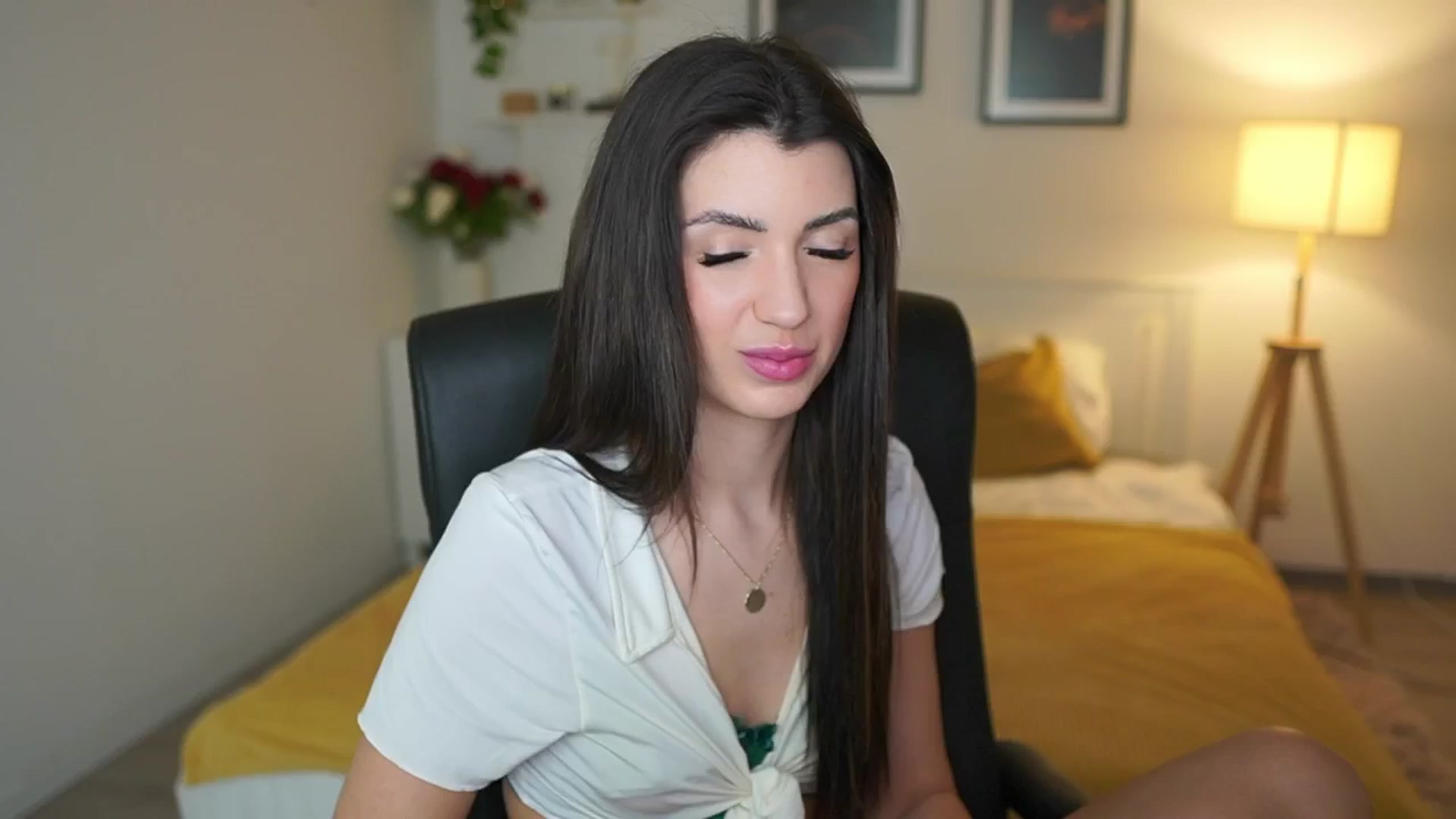 Gallery image thumbnail from Julia_Roca's myfreecams stream on, 05/03/2025, 08:49 image 8 of 20