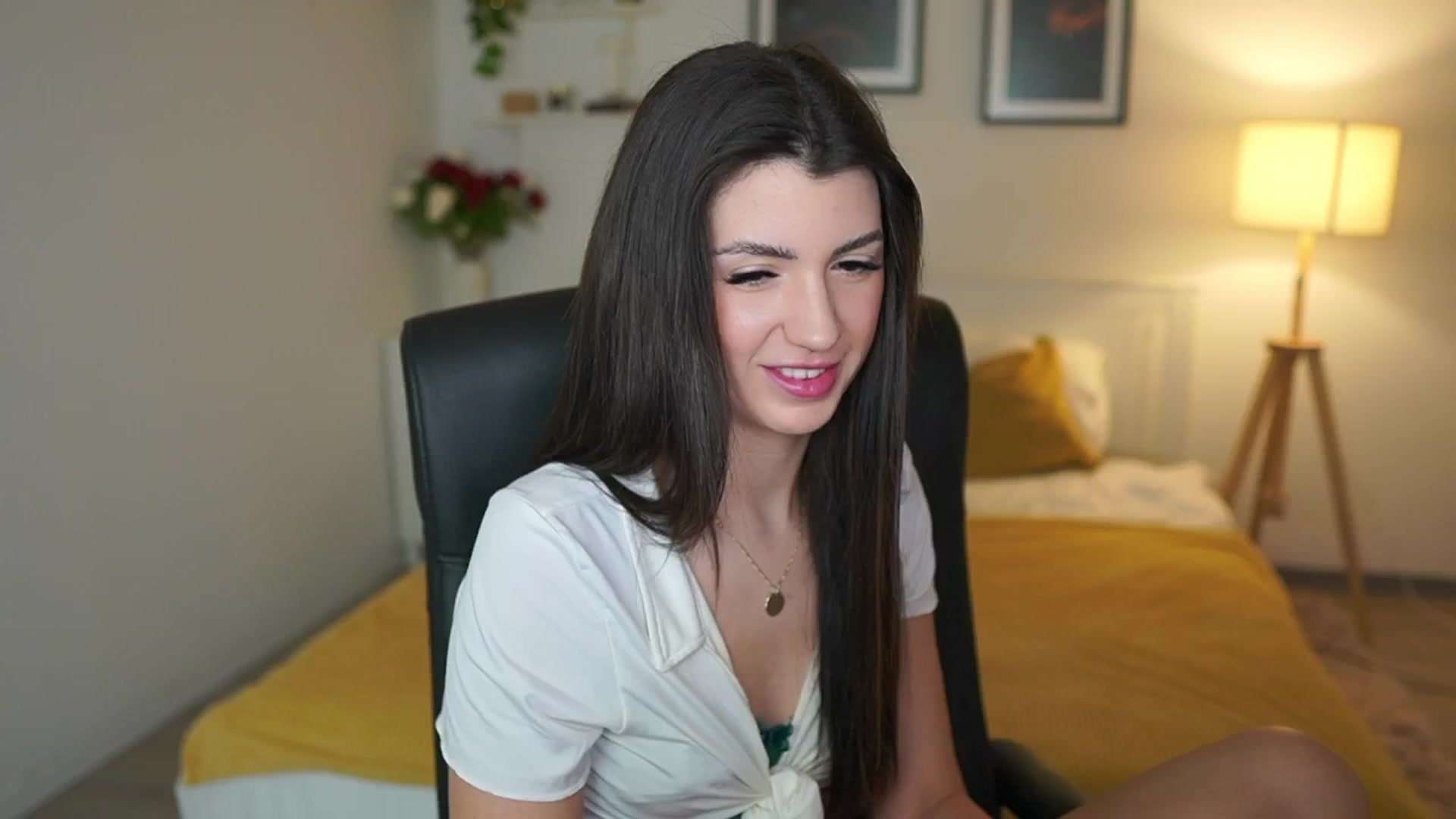 Gallery image thumbnail from Julia_Roca's myfreecams stream on, 05/03/2025, 08:49 image 9 of 20