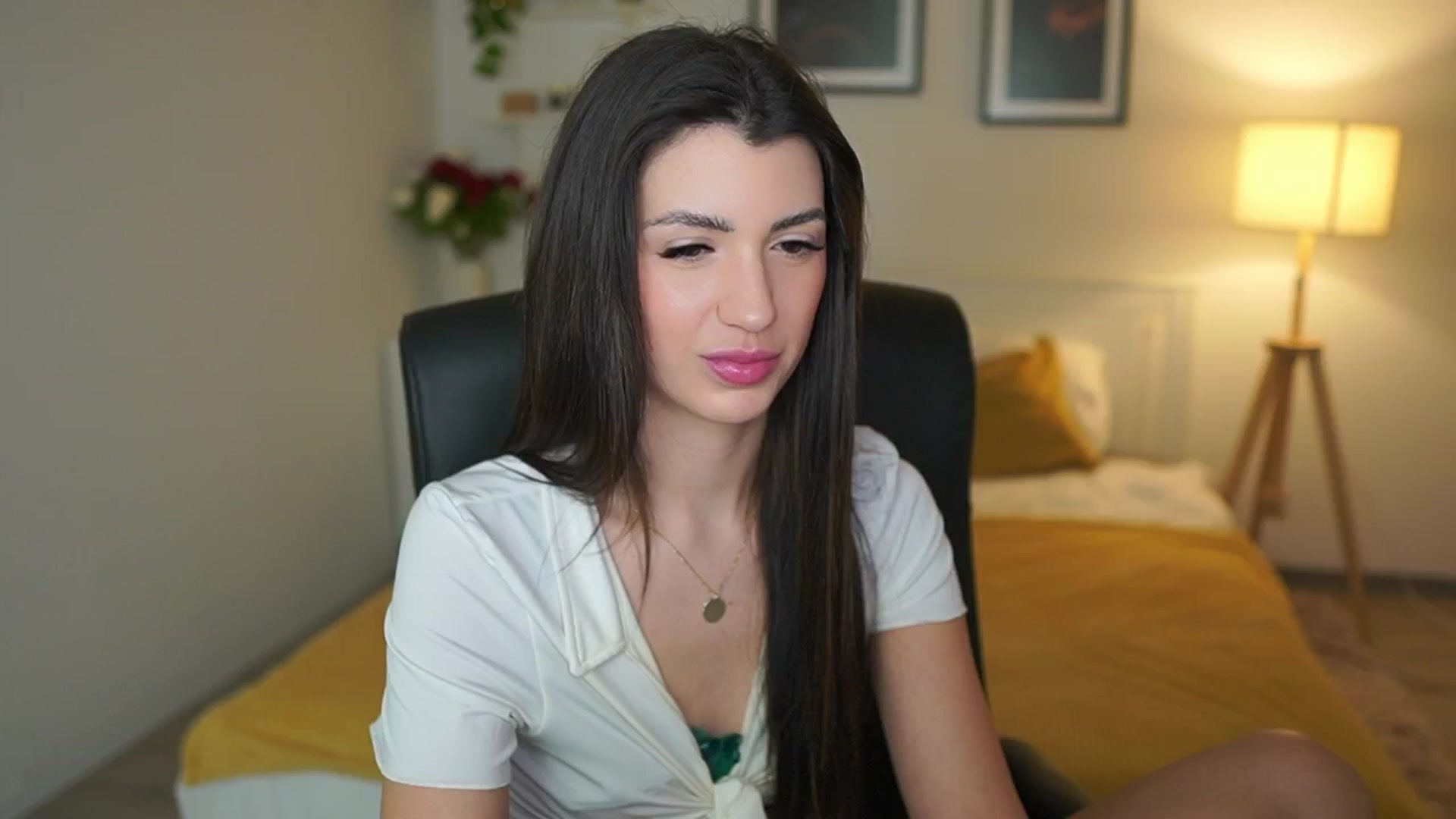 Gallery image thumbnail from Julia_Roca's myfreecams stream on, 05/03/2025, 08:49 image 7 of 20