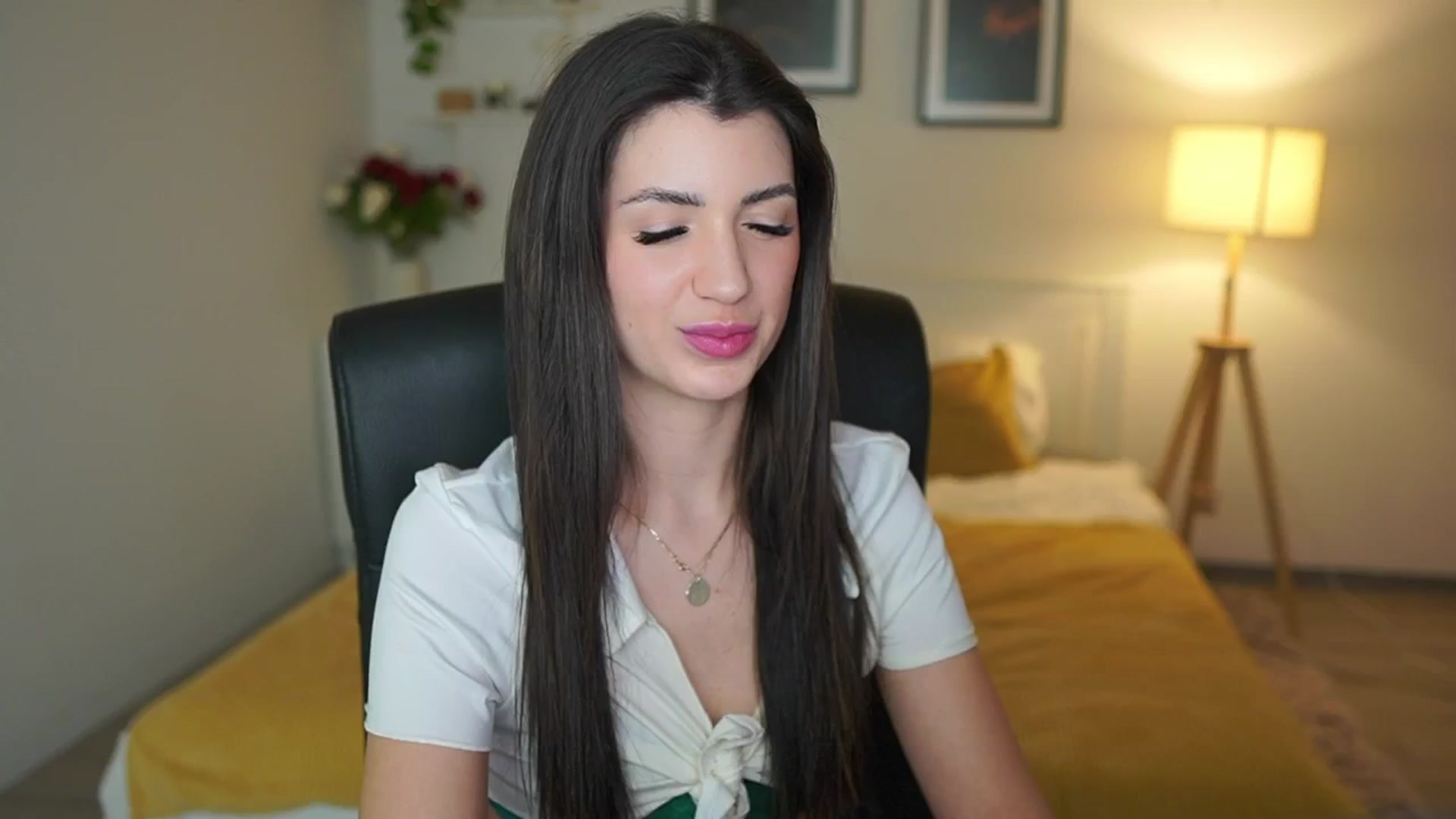 Gallery image thumbnail from Julia_Roca's myfreecams stream on, 05/03/2025, 10:39 image 9 of 20