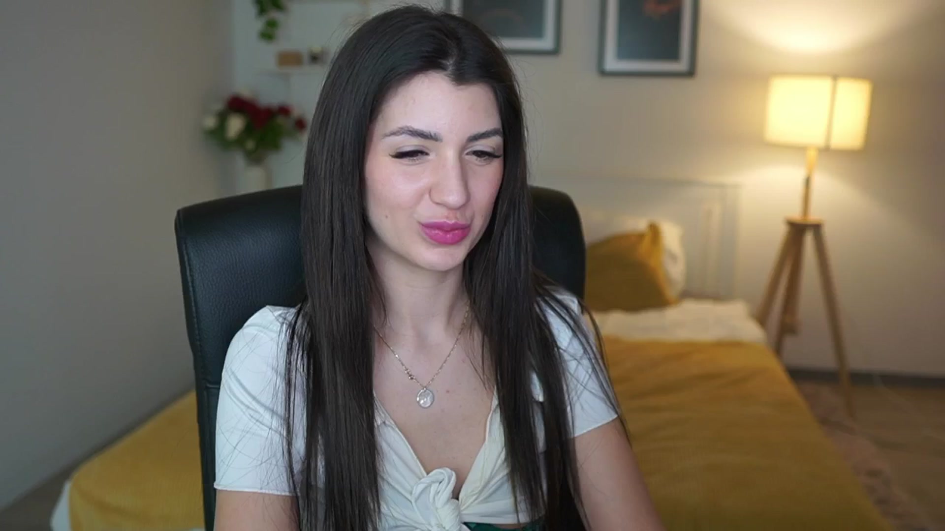 Gallery image thumbnail from Julia_Roca's myfreecams stream on, 05/03/2025, 10:39 image 13 of 20