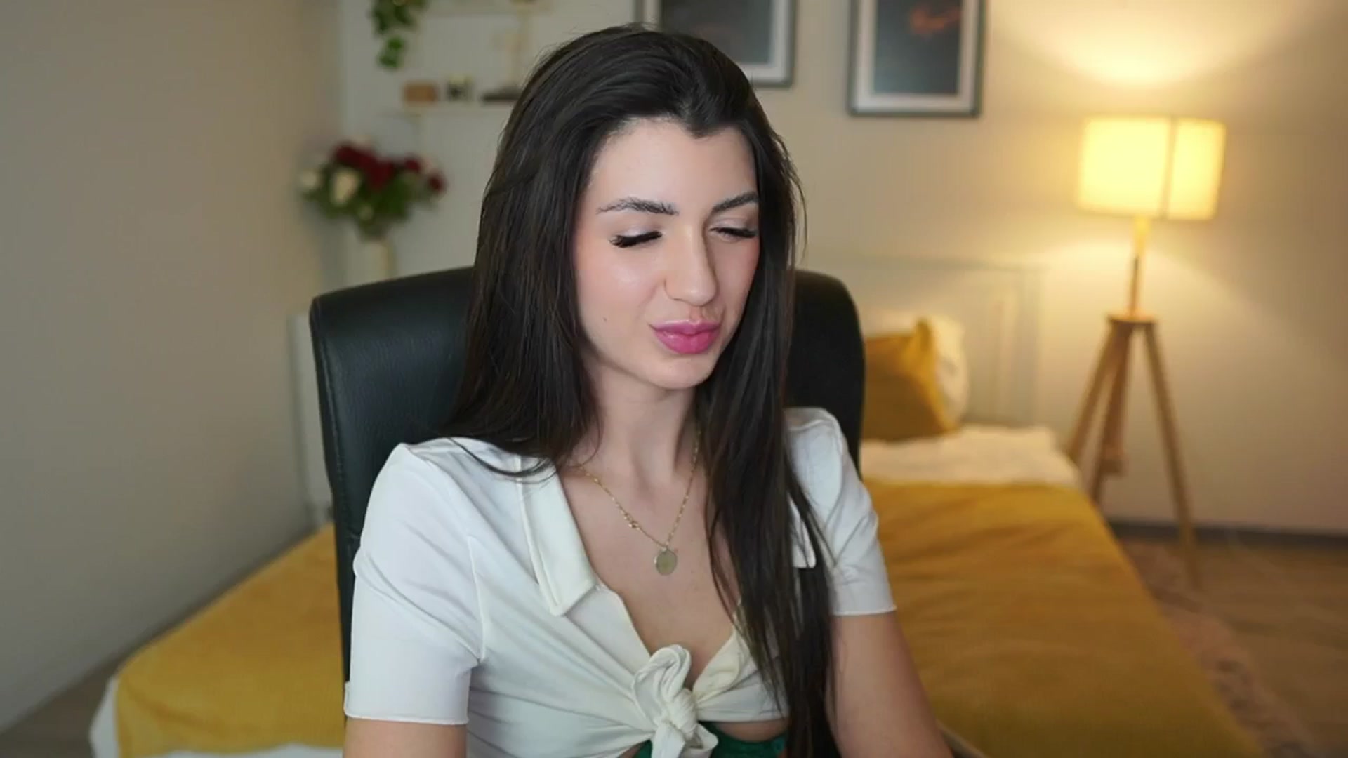 Gallery image thumbnail from Julia_Roca's myfreecams stream on, 05/03/2025, 10:39 image 15 of 20