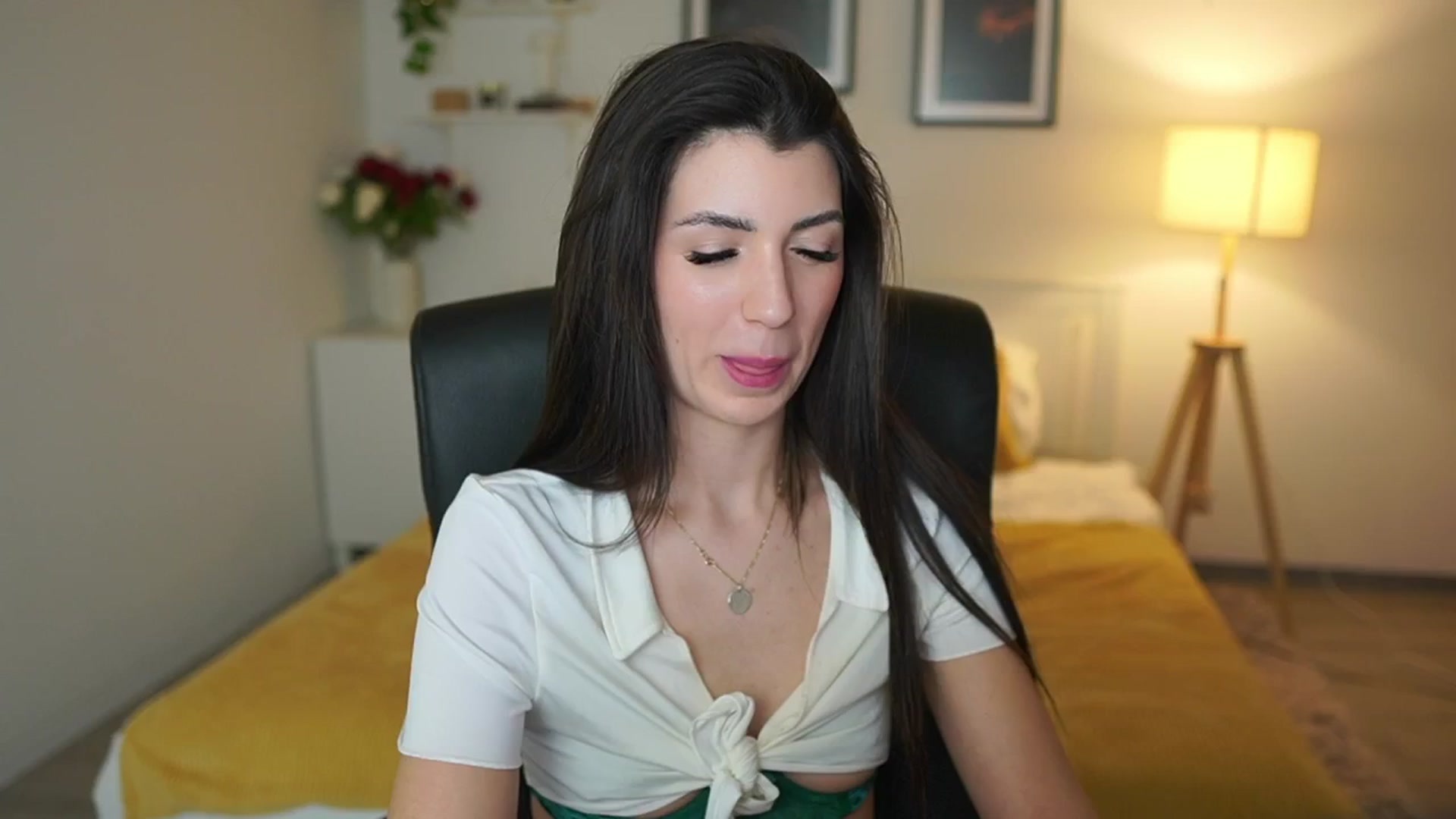 Gallery image thumbnail from Julia_Roca's myfreecams stream on, 05/03/2025, 10:39 image 16 of 20