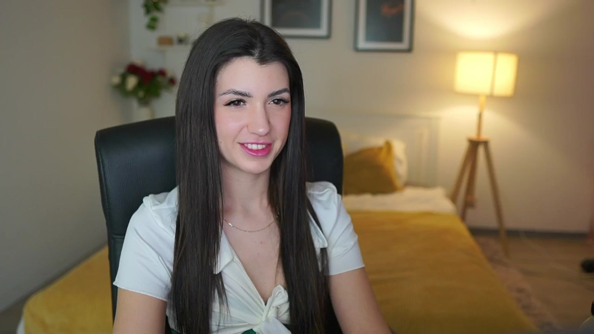Gallery image thumbnail from Julia_Roca's myfreecams stream on, 05/03/2025, 10:39 image 1 of 20