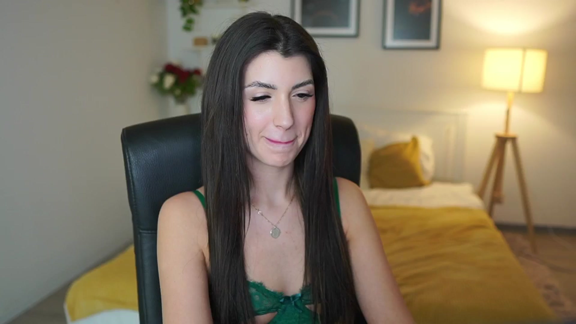 Gallery image thumbnail from Julia_Roca's myfreecams stream on, 05/03/2025, 13:17 image 15 of 20