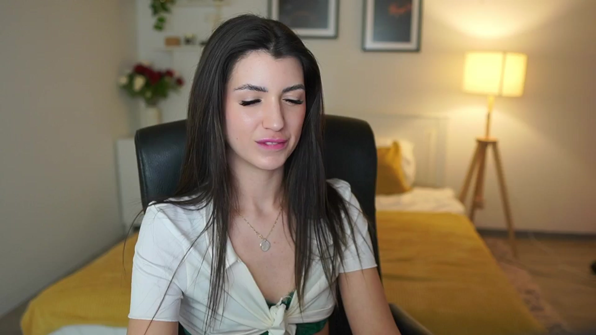 Gallery image thumbnail from Julia_Roca's myfreecams stream on, 05/03/2025, 13:17 image 4 of 20