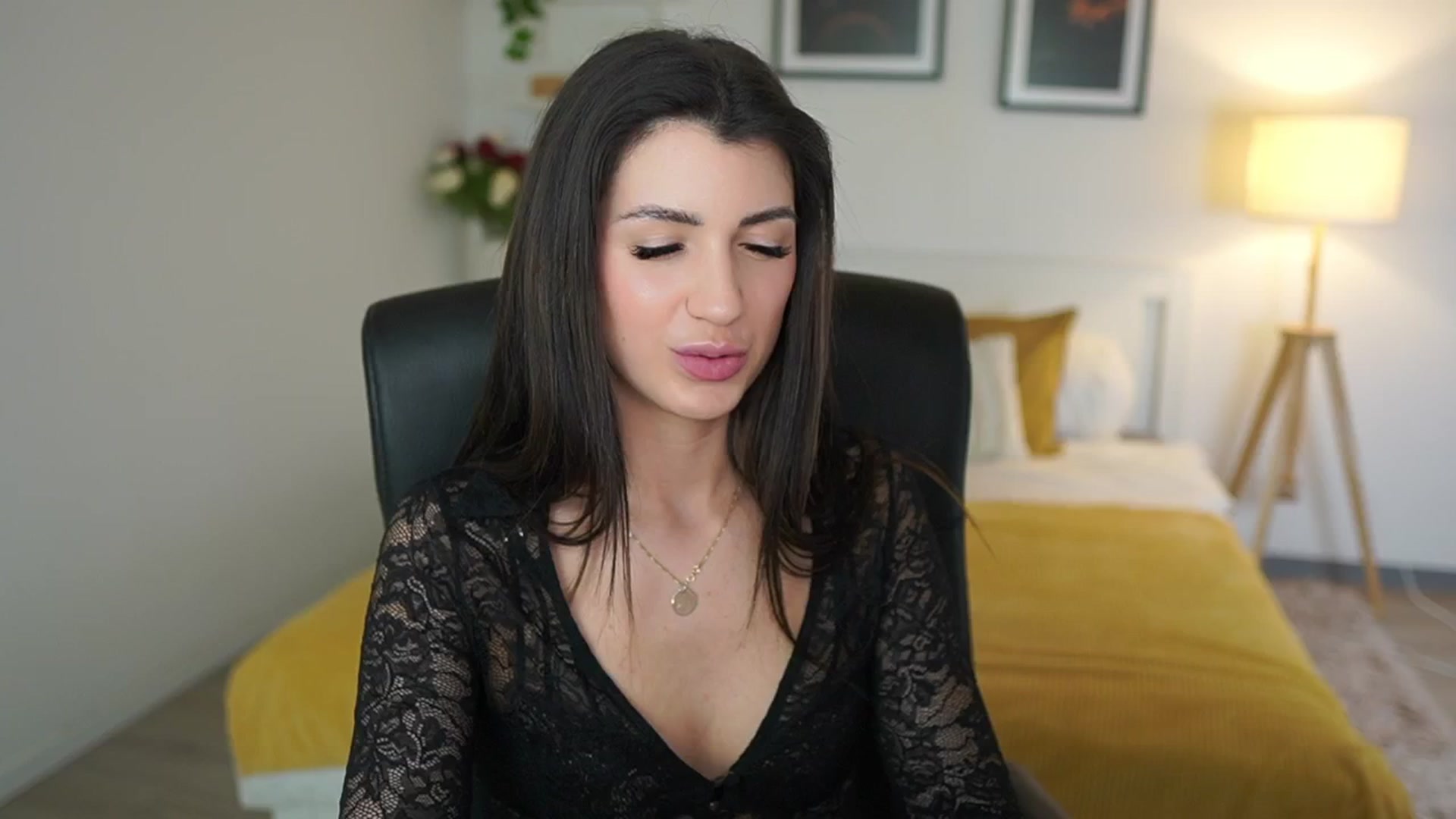 Gallery image thumbnail from Julia_Roca's myfreecams stream on, 05/05/2025, 19:49 image 14 of 20