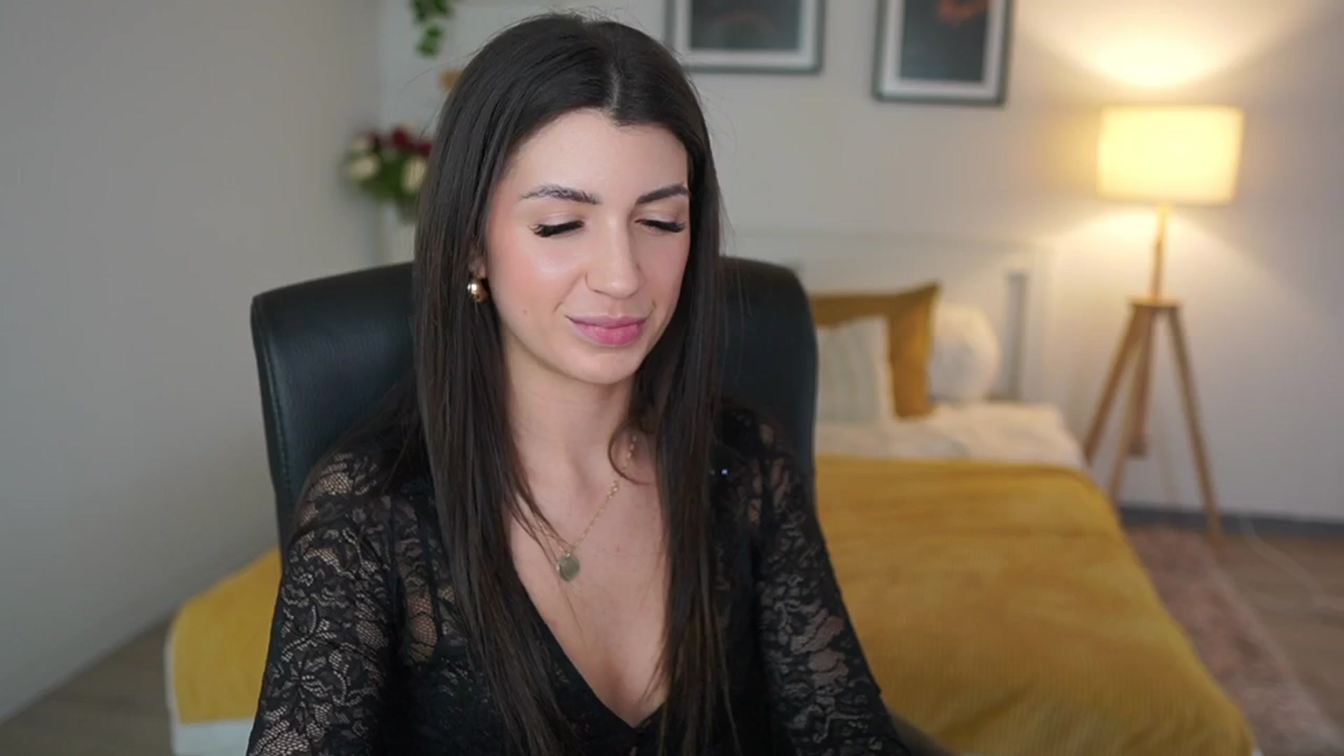 Gallery image thumbnail from Julia_Roca's myfreecams stream on, 05/05/2025, 21:55 image 1 of 20