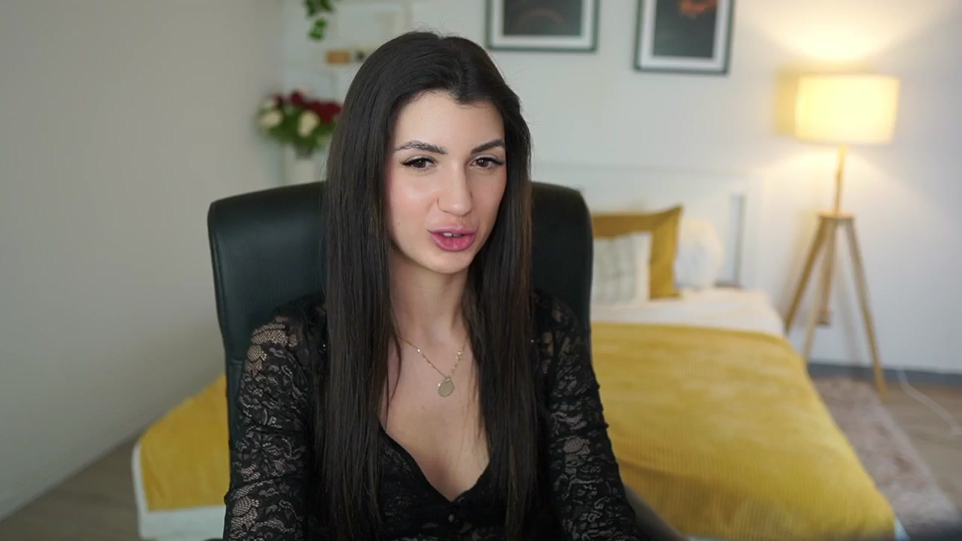 Gallery image thumbnail from Julia_Roca's myfreecams stream on, 05/05/2025, 23:07 image 6 of 20