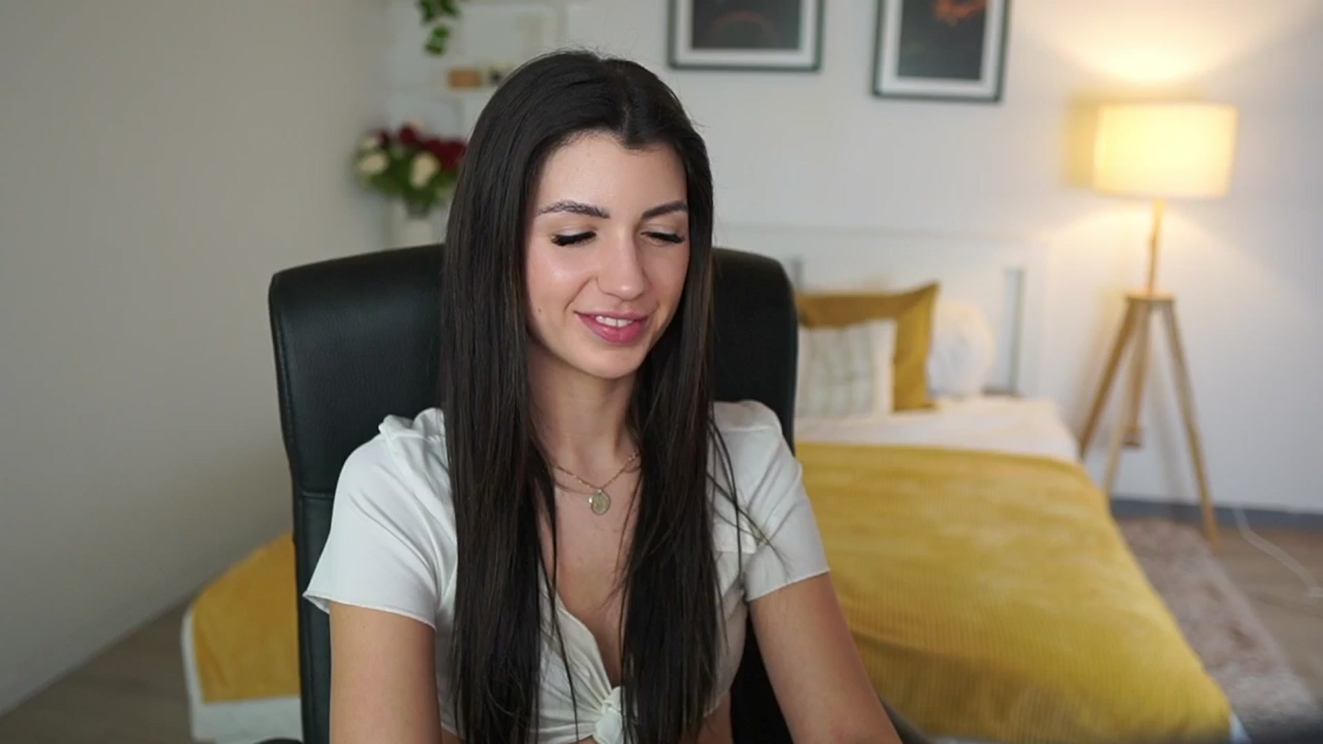 Gallery image thumbnail from Julia_Roca's myfreecams stream on, 05/05/2025, 23:07 image 15 of 20