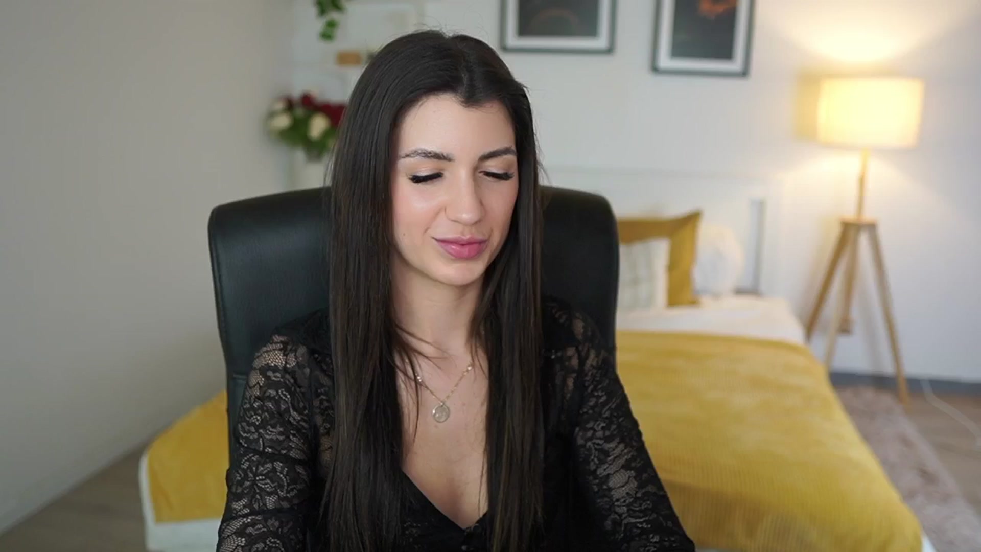 Gallery image thumbnail from Julia_Roca's myfreecams stream on, 05/05/2025, 23:07 image 1 of 20
